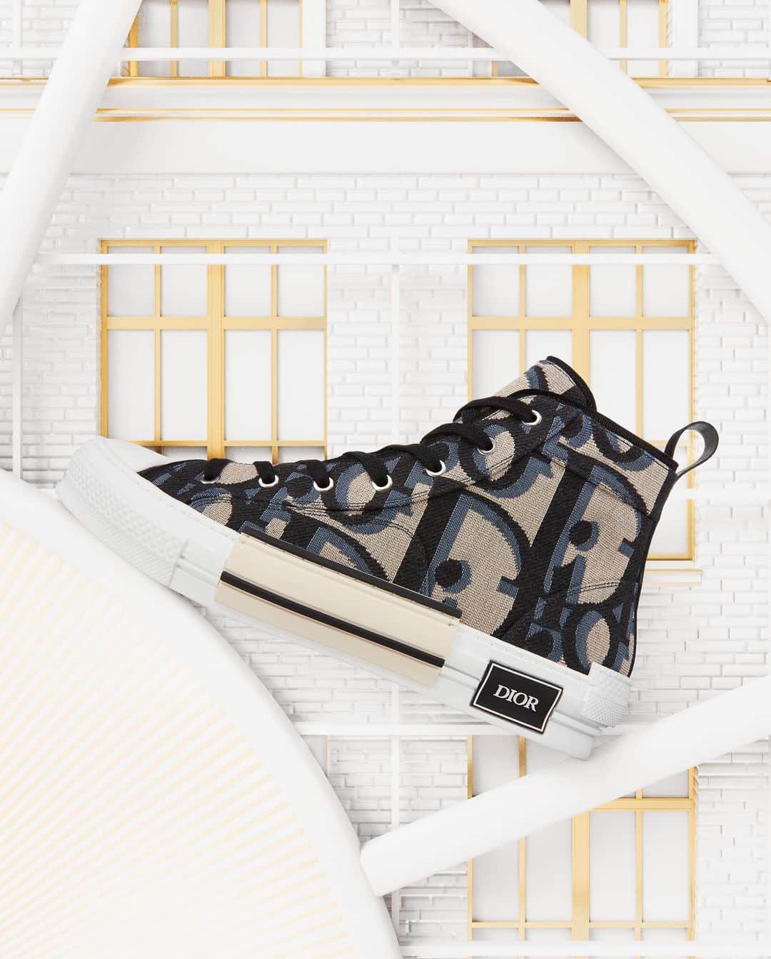 のインスタグラム：「Discover the latest Dior men’s essentials at the Carousel of Dreams at @Saks, designed by @MrKimJones. Highlighting the holiday season, find the #DiorB27 sneaker, the Rider backpack and the Weekender 40 bag, both featuring the distinguished #DiorOblique motif. These reimagined pieces stand out for their versatile design, promising an elevated day-to-night style. #SaksxDior © @GourauPhong」