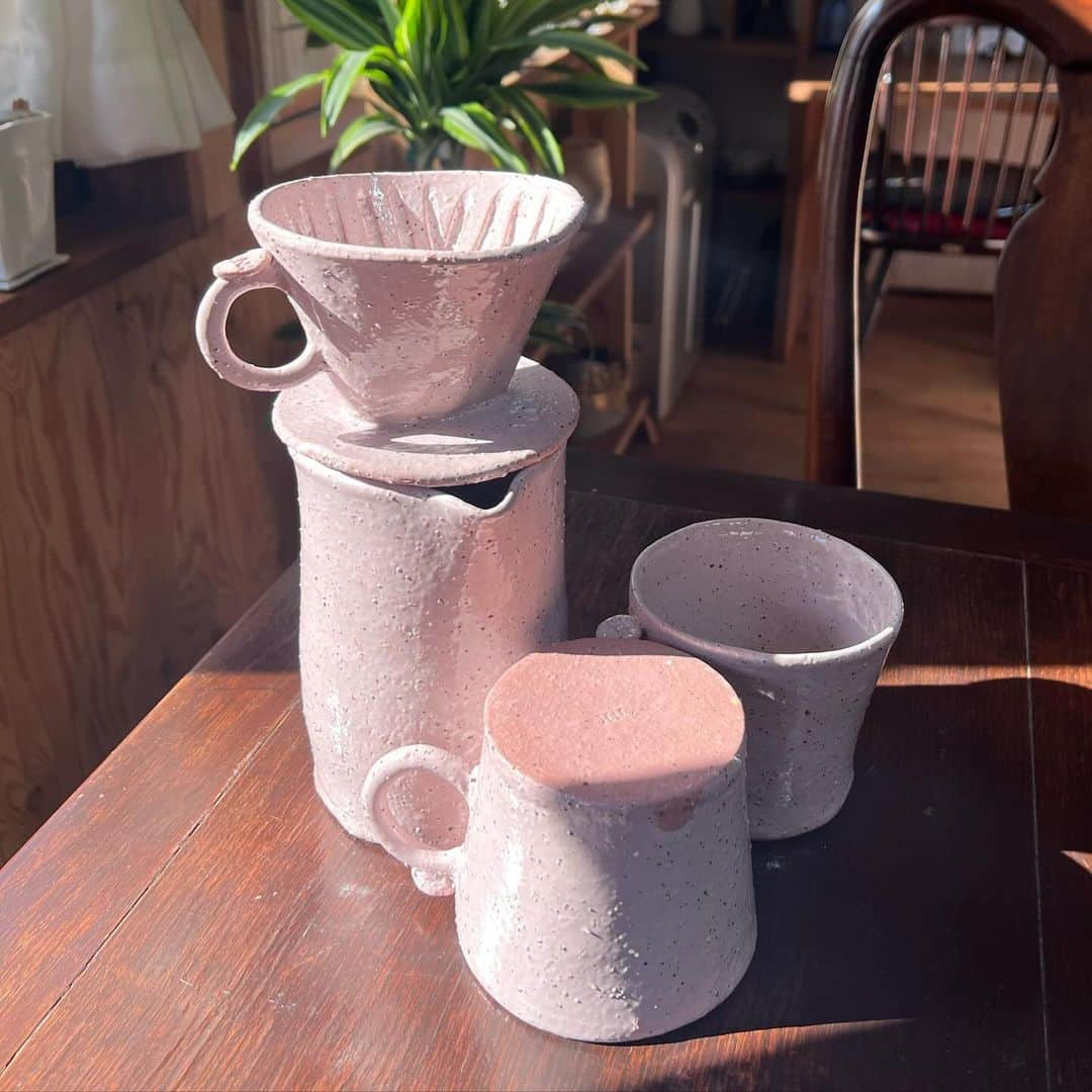 河辺ほのかのインスタグラム：「Coffee dripper💕☕️ ピンクと黒の2点持っていきます🌸  私がコツコツ制作した陶芸作品のPOPUPが 11/26（日）の15:00から渋谷Bloody Angelにて開催されます💕 コーヒードリッパー、お香たて、箸置きを持って行く🚀 お店に立っているのでお話ししよう✊🏼 友達もハンドメイドの作品を出展するので遊びに来てね💗 編み物や古着リメイクなどなど沢山楽しめると思うよー！ お待ちしてます🌸🌸」