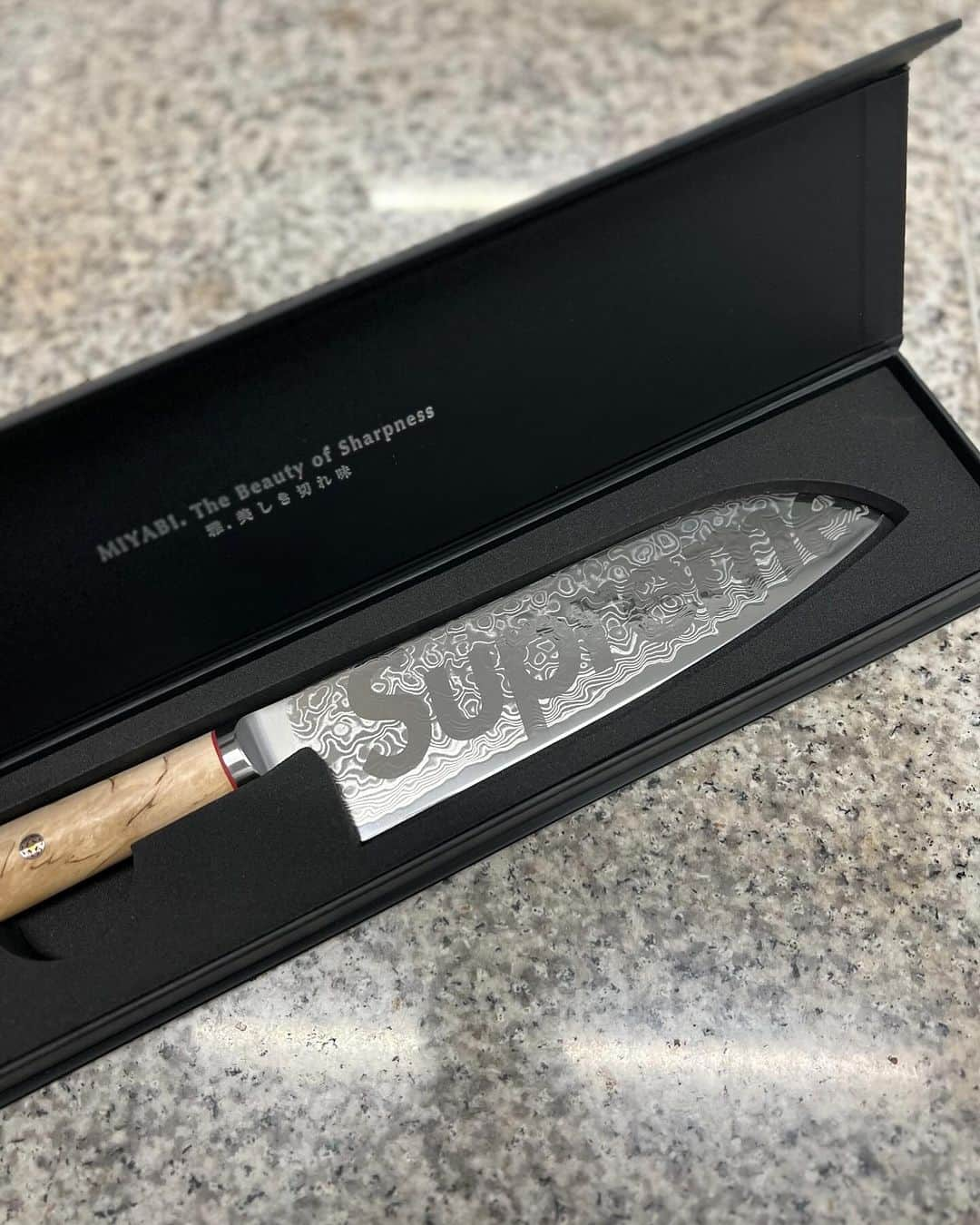 SHOGOのインスタグラム：「見栄え良し。切れ味良し。価格高し😅  #175R #SHOGO #supreme #miyabiknife」