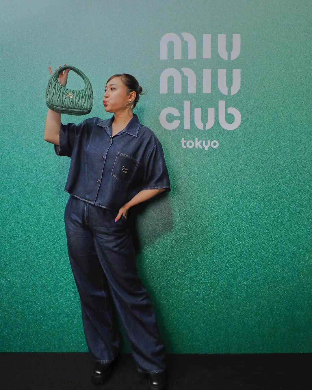 丸山礼さんのインスタグラム写真 - (丸山礼Instagram)「Miu Miuを全身に身にまとって 人生初の能を鑑賞しに行った夜🌉 日本初開催のMiu Miu Club Tokyo🇯🇵🩵 女性たちが国際的に互いに支え合い、 関わり合うことを目的とするこちらのイベント 今回は銕仙会能楽堂で能をじっくりと楽しみました🤎 つけているイヤリングは旅行先のMiu Miuで買った 思い出のついた宝物😯🫶 なんとも日本の伝統的なものを目の当たりにして 緊張したのですが、何も考えないで とにかく空間の雰囲気を噛み締めてみました。 きっと私の経験の何かに生かされると思います✨ わぁ、非常に心に残った夜でした😌✨  #MiuMiu #MIUMIUCLUBTOKYO #PR」11月24日 16時24分 - rei_maruyama
