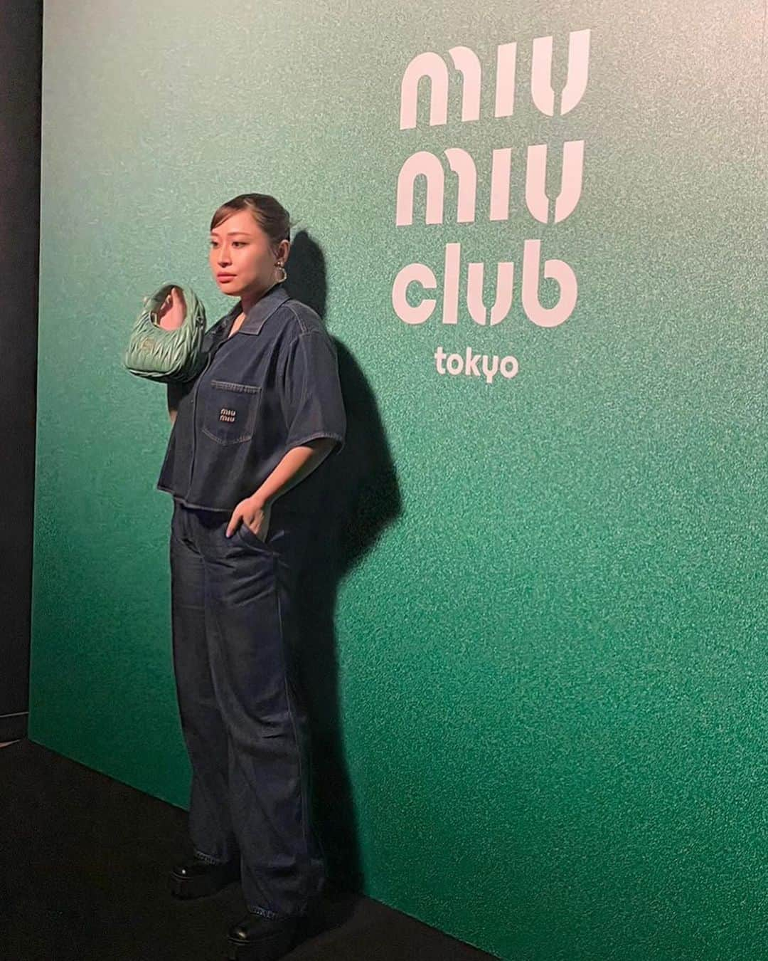 丸山礼さんのインスタグラム写真 - (丸山礼Instagram)「Miu Miuを全身に身にまとって 人生初の能を鑑賞しに行った夜🌉 日本初開催のMiu Miu Club Tokyo🇯🇵🩵 女性たちが国際的に互いに支え合い、 関わり合うことを目的とするこちらのイベント 今回は銕仙会能楽堂で能をじっくりと楽しみました🤎 つけているイヤリングは旅行先のMiu Miuで買った 思い出のついた宝物😯🫶 なんとも日本の伝統的なものを目の当たりにして 緊張したのですが、何も考えないで とにかく空間の雰囲気を噛み締めてみました。 きっと私の経験の何かに生かされると思います✨ わぁ、非常に心に残った夜でした😌✨  #MiuMiu #MIUMIUCLUBTOKYO #PR」11月24日 16時24分 - rei_maruyama