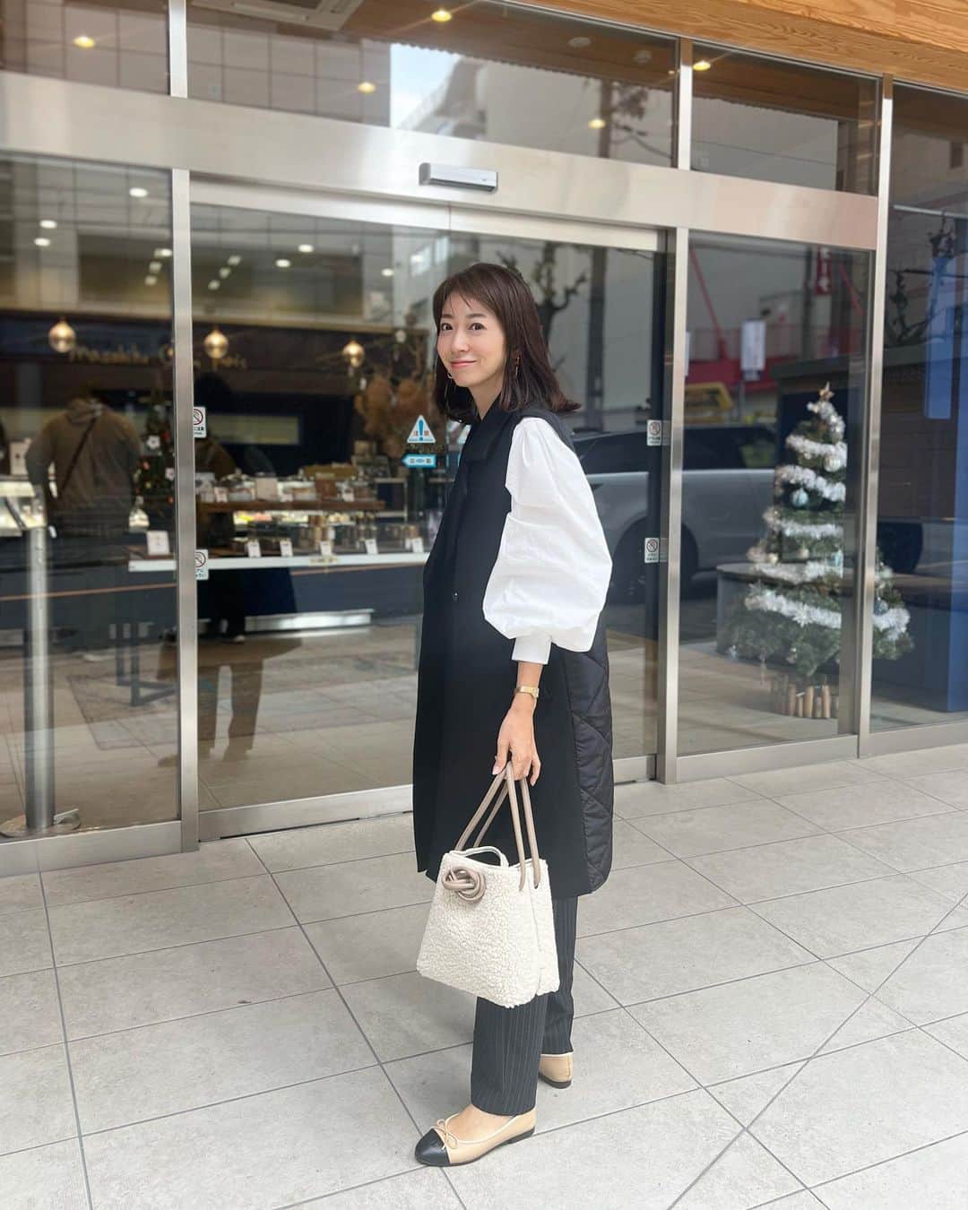 奥田順子さんのインスタグラム写真 - (奥田順子Instagram)「tops/ @enchar.03  best/ @linkable_official  pants/ @miesrohe_  shoes/ @chanelofficial  bag/ @vasic_japan   #モコモコ #モコモコバッグ#ベストコーデ #シャネルバレリーナ #chanelshoes」11月24日 16時25分 - okuda_junko