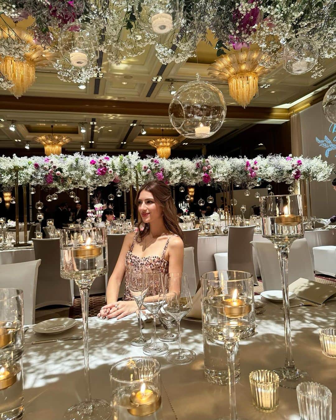SARAのインスタグラム：「待ちに待ったこの日が🥹🥰 本当に本当におめでとう♡ はじめての結婚式がJayちゃんとKoくんの結婚式だなんて、この日を大切にしなさいと神様に言われたかのような 素敵な式でした、まさか次の日の夜までパーティーが続くとは😂 でも、一瞬一瞬を本当に心で楽しめて、幸せです こんな素敵な場を提供してくれてありがとう こんな素敵な2人でいてくれてありがとう 私も2人にずっと寄り添っていたいです こんな素敵な愛を近くで見守りたいです」