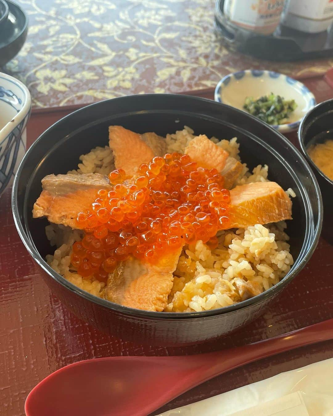 加藤美帆さんのインスタグラム写真 - (加藤美帆Instagram)「はらこ飯久しぶりに食べに行けた🥹❤️❤️❤️❤️ 秋シーズンはやはりこれが大優勝🥇 みんなも宮城きたら絶対行ってくれい。 宝石箱や〜o,+:｡☆.*・+｡ #fyp #foryou」11月24日 16時27分 - miho_kato07