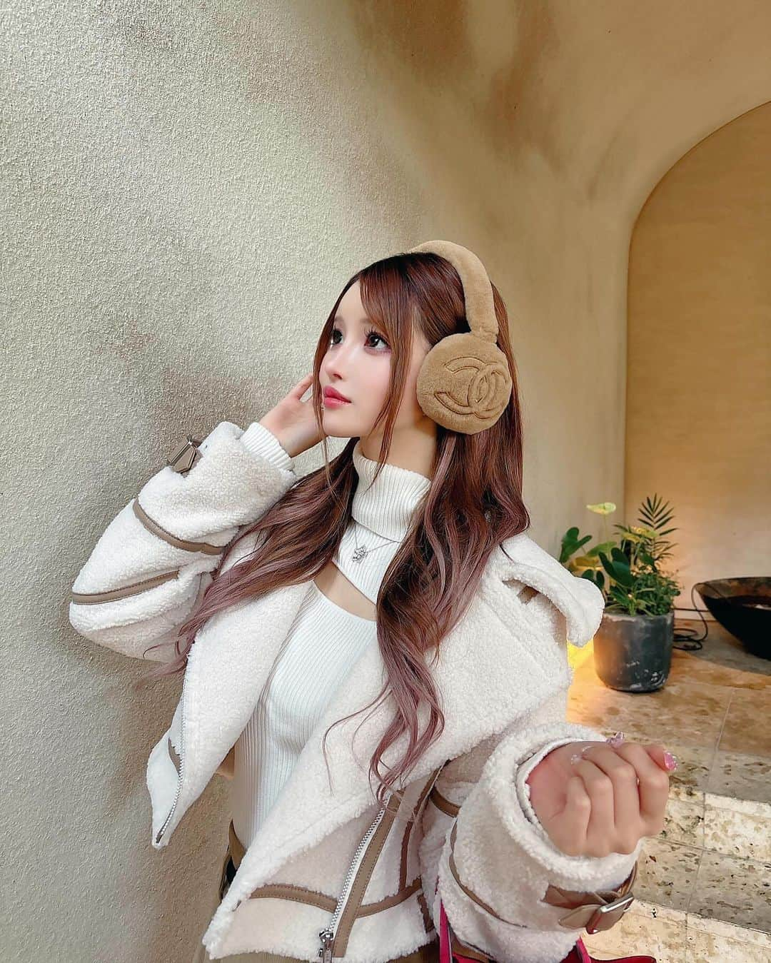 桜咲乃愛さんのインスタグラム写真 - (桜咲乃愛Instagram)「もこもこコーデ🎧🤍🧸  CHANELのイヤマフ可愛すぎる💓  #コーデ#ベージュコーデ #ボアジャケット #eimyistoire #ベージュブーツ#シェリミー #ピコタンロックpm #イヤマフ#CHANELイヤマフ#GUCCI #cherimi #164cmコーデ」11月24日 16時27分 - noasama1101