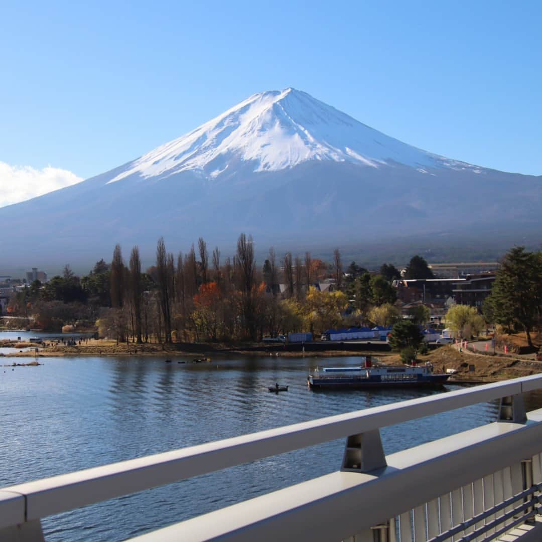 フジパン本仕込【公式】さんのインスタグラム写真 - (フジパン本仕込【公式】Instagram)「マラソン🗻🏃  11月26日(日)富士山マラソン @fujisan_marathon が開催されます🎉  河口湖の湖畔と紅葉🍁のコントラストが美しいコースが 魅力のマラソンです。🏃 富士山の絶景が堪能できます🗻  フジパンのブースでは 🍞黒コッペ 🍞大福みたいなホイップあんぱん 🍞生めろんぱん 🍞ちくわパン 3種のチーズ&マヨ  を販売いたします👍  パンを食べてランナーの皆さんを応援しよう💪🗻  #フジパン #富士山マラソン #mtfujimarathon2023 #黒コッペ #大福みたいなホイップあんぱん #生めろんぱん #ちくわパン #マラソン #富士山 #パンスタグラム」11月24日 16時29分 - honjikomi_fujipan