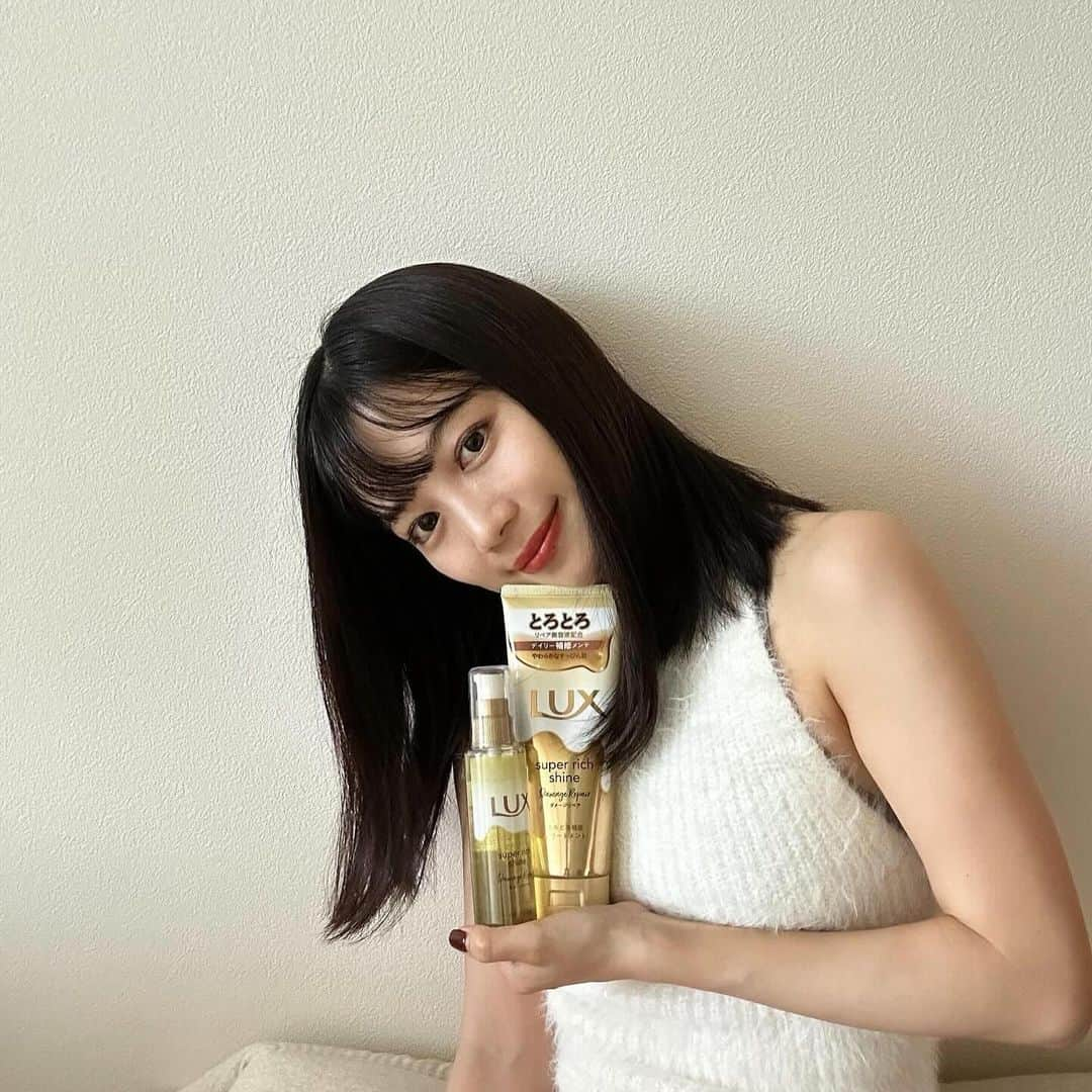 mizukiのインスタグラム：「最近使ってよかったヘアケアアイテム @lux_jp_official 💇🌼  名前にもある通りとろとろで髪にも馴染みやすい洗い流すトリートメント。 すぐ流してもいいみたいだけど私は3-5分ほどおいて流してます🌼その方がつるつる感が増す気がするので。香りもとってもいいです☺️ それにコスパもいいので贅沢にたっぷり使えるのも嬉しいところ。 オイルもドライヤー前に使ってるけど、お出かけ前のツヤだしや髪をまとめたい時にも使えます🫧しっかりまとまるし潤い感も与えてくれる。乾燥してくる季節だからお肌だけじゃなくてヘアケアも日々の習慣に取り入れていきたい😌  ●ラックス スーパーリッチシャイン ダメージリペア とろとろ補修トリートメント ●ラックス スーパーリッチシャイン ダメージリペア とろとろ補修ヘアオイル  #PR#ラックス#とろとろトリートメント#とろとろヘアオイル#おうち美容#美髪ケア#とろトリ」