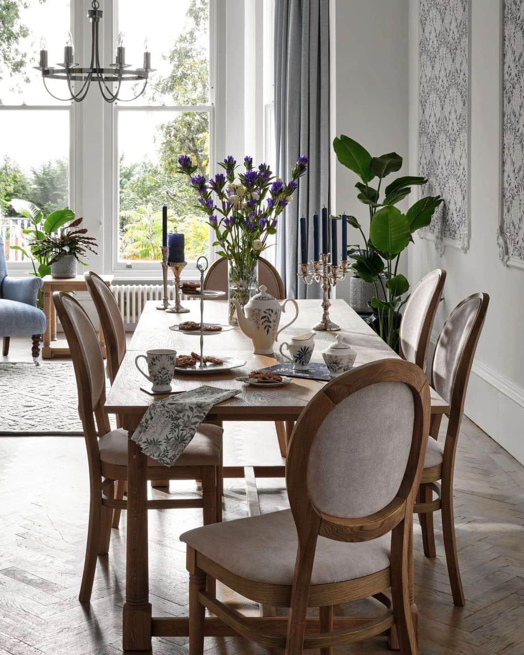 ローラアシュレイのインスタグラム：「Spruce up your home in time for the big family festivities with our striking furniture ranges. ⁣ ⁣ Whether it's an extending dining table that can seat family and friends or a stylish metal bed for the unfinished guest room, we have plenty of options to choose from.⁣ ⁣ Place your order before the 7th of December to receive it in time for the big day on lauraaashley.com and @nextoffical」