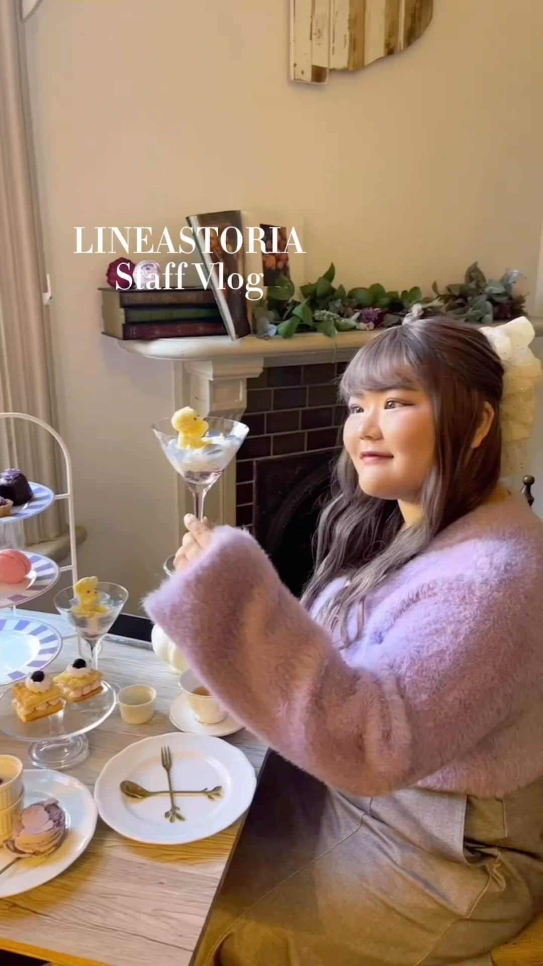 linea-storiaのインスタグラム：「* *  LINEASTORIA STAFFのnaoがアフタヌーンティーに行ってきました♪ パープルがテーマのアフタヌーンティーという事で、パープルカラーのウィッグを自然にハーフアップしてお出かけしてみました♡ ※冒頭手ブレしてしまっててごめんなさい  メイクの様子やアレンジ方法はクラブリネアストリアで紹介しております。  CLUBLINEASTORIA▼ https://ilovewig.jp/pages/club-lineastoria-top  ♡ item HEART BEATロングウェイブ ￥3,980-  ♡ color ラベンダーベージュフォグ(H-33)  ♡ staff @pine__nao  ————————  LINEASTORIA公式サイト▼ https://ilovewig.jp/  ————————  _ #ウィッグ #エクステ #リネアストリア #lineastoria #フルウィッグ #リラックスウィッグ #サイドカール #顔まわり #内巻き #外巻き #ヘアアレンジ #小顔カット #イメチェン #脱毛症 #抗がん剤 #乳がん#vlog#アフタヌーンティー#afternoontea#リネアストリアスタッフ」