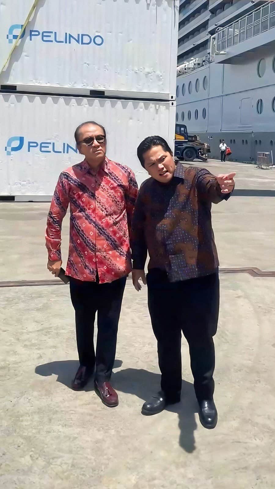 エリック・トヒルのインスタグラム：「Sidak ditemani @tantowiyahyaofficial ke Pelabuhan Benoa yang masih dalam proses renovasi.  2019 lalu saat saya berkunjung ke sini, belum ada kapal pesiar yang bisa bersandar. Sekarang, kami bisa melihat langsung kapal pesiar yang besarnya setara dengan hotel bintang 5, bersandar di Pelabuhan Benoa.  BUMN melalui @pelindo membangun fasilitas transportasi publik, khususnya pelabuhan kelas dunia. Fasilitas ini bisa menambah jumlah wisatawan dan juga membuka lapangan kerja untuk masyarakat Bali.」