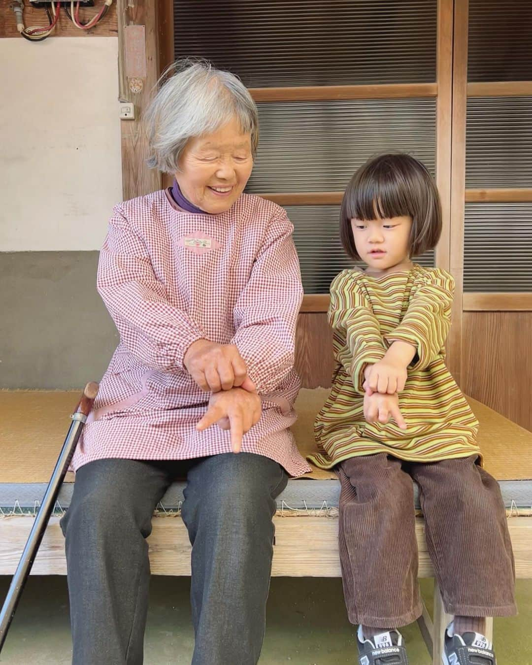 高見まなみのインスタグラム：「88歳と4歳👵🏻🧒🏻  たいちゃんがグーチョキパーで🐌をやって、 おばあちゃんがむずかしいなあと言っているところ。  みんなが元気で会えたことに感謝🥰  #帰省 #ひいばあば #88歳  #4歳4ヶ月」