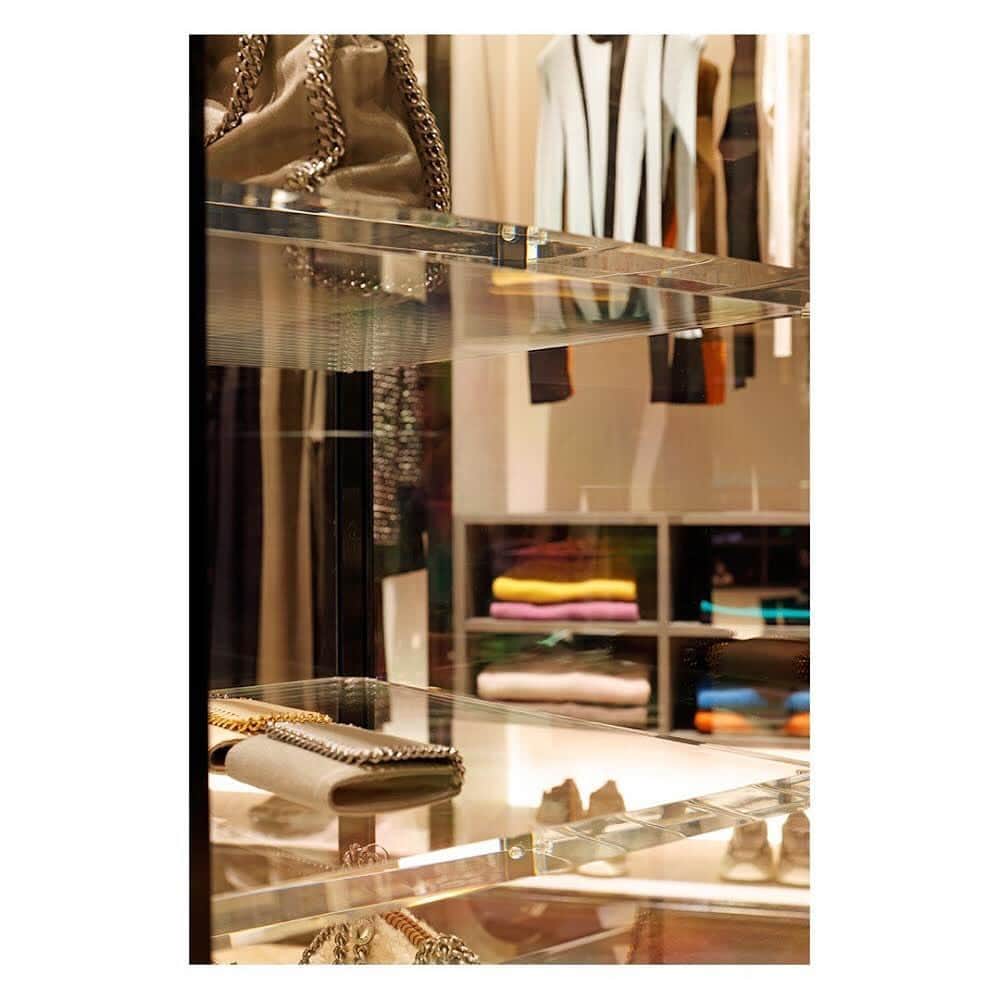片山正通さんのインスタグラム写真 - (片山正通Instagram)「・ レディースのセレクトショップ　”Le GRAND CLOSET de PARIGOT” が、麻布台ヒルズにオープンしました！ デザインコセンプトは”世界で一番大きなウォークイン クローゼット”。洋服好きなパリっ子のクローゼットの中で買い物をするようなシズル感を、このお店のアイデンティティーに変換しています。全体が大きなクローゼットになっているのですが、そのすぐ横にブランドやテーマにフォーカスしたポップアップも出来る小さなクローゼットも！ デニムからドレスまで、様々なオケージョンに適したアイテムが勢揃いしています。 是非、クローゼットの中から、お気に入りのアイテムを選んでください!!!  ■店名 Le GRAND CLOSET de PARIGOT Azabudai Hills ル グランド クローゼット ドゥ パリゴ 麻布台ヒルズ ■営業時間 11:00~20:00 ■住所 〒106-0041 東京都港区麻布台一丁目 3 番 1 号 麻布台ヒルズ タワープラザ 2F ■インスタグラム @parigot_azabudaihills  インテリアデザイン：ワンダーウォール®︎ ロゴデザイン：徳尾隆昌 ミュージックキュレーション：松浦俊夫 音響計画：zAk  “Le GRAND CLOSET de PARIGOT", a speciality store for women, has opened in Azabudai Hills! The design concept is "the world's largest walk-in closet". The identity of the store is based on the sizzle of shopping in the closet of a Parisian woman who loves clothes. The entire store is a large closet, but right next to it is a small closet that can also be used for pop-ups focusing on a brand or theme! From denim to dresses, there is a wide selection of items suitable for a variety of occasions. Please come and choose your favorite items from the closet!  ■Store Name Le GRAND CLOSET de PARIGOT Azabudai Hills Le GRAND CLOSET de PARIGOT Azabudai Hills Business hours: 11:00~20:00 Address: Azabudai Hills Tower Plaza 2F, 1-3-1 Azabudai, Minato-ku, Tokyo 106-0041 Instagram @parigot_azabudaihills  Interior design: Wonderwall ®︎ Logo design: Takamasa Tokuo Music curation: Toshio Matsuura Sound planning: zAk  photo: KOZO TAKAYAMA」11月24日 16時33分 - masamichi_katayama