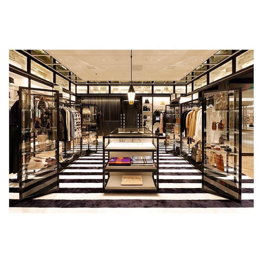 片山正通さんのインスタグラム写真 - (片山正通Instagram)「・ レディースのセレクトショップ　”Le GRAND CLOSET de PARIGOT” が、麻布台ヒルズにオープンしました！ デザインコセンプトは”世界で一番大きなウォークイン クローゼット”。洋服好きなパリっ子のクローゼットの中で買い物をするようなシズル感を、このお店のアイデンティティーに変換しています。全体が大きなクローゼットになっているのですが、そのすぐ横にブランドやテーマにフォーカスしたポップアップも出来る小さなクローゼットも！ デニムからドレスまで、様々なオケージョンに適したアイテムが勢揃いしています。 是非、クローゼットの中から、お気に入りのアイテムを選んでください!!!  ■店名 Le GRAND CLOSET de PARIGOT Azabudai Hills ル グランド クローゼット ドゥ パリゴ 麻布台ヒルズ ■営業時間 11:00~20:00 ■住所 〒106-0041 東京都港区麻布台一丁目 3 番 1 号 麻布台ヒルズ タワープラザ 2F ■インスタグラム @parigot_azabudaihills  インテリアデザイン：ワンダーウォール®︎ ロゴデザイン：徳尾隆昌 ミュージックキュレーション：松浦俊夫 音響計画：zAk  “Le GRAND CLOSET de PARIGOT", a speciality store for women, has opened in Azabudai Hills! The design concept is "the world's largest walk-in closet". The identity of the store is based on the sizzle of shopping in the closet of a Parisian woman who loves clothes. The entire store is a large closet, but right next to it is a small closet that can also be used for pop-ups focusing on a brand or theme! From denim to dresses, there is a wide selection of items suitable for a variety of occasions. Please come and choose your favorite items from the closet!  ■Store Name Le GRAND CLOSET de PARIGOT Azabudai Hills Le GRAND CLOSET de PARIGOT Azabudai Hills Business hours: 11:00~20:00 Address: Azabudai Hills Tower Plaza 2F, 1-3-1 Azabudai, Minato-ku, Tokyo 106-0041 Instagram @parigot_azabudaihills  Interior design: Wonderwall ®︎ Logo design: Takamasa Tokuo Music curation: Toshio Matsuura Sound planning: zAk  photo: KOZO TAKAYAMA」11月24日 16時33分 - masamichi_katayama