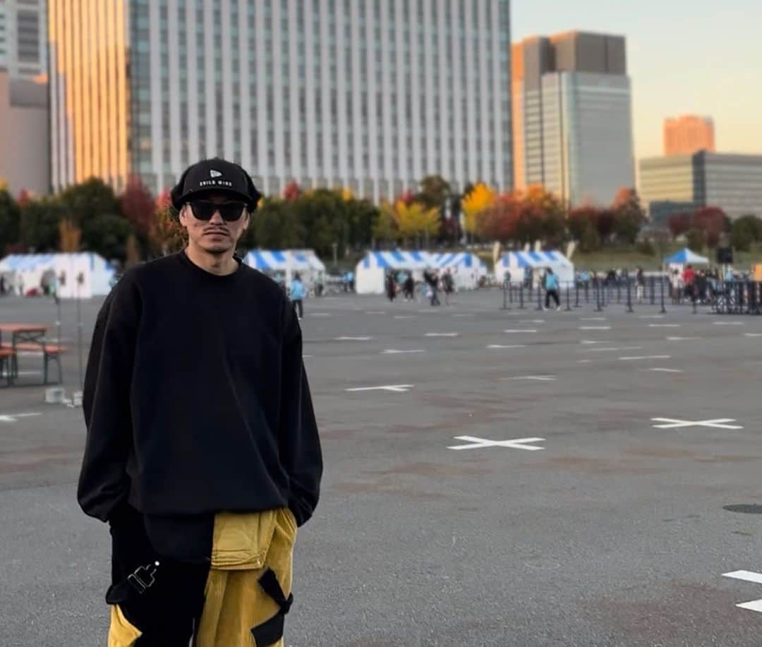 伊藤千秋のインスタグラム：「@newerajapan  [child mindのDog Earl イヤーフラップの内側に毛足の短いボアフリースを配したコレクション。イヤーフラップの先端部は差し込みベルトタイプで着脱😎マッドブラックで色は抜群にかっこよいです！ イベント会場では人気の高い帽子です🧢ストリート感強め😎 @shun_dillinger  #NewEra #ニューエラ #PR」