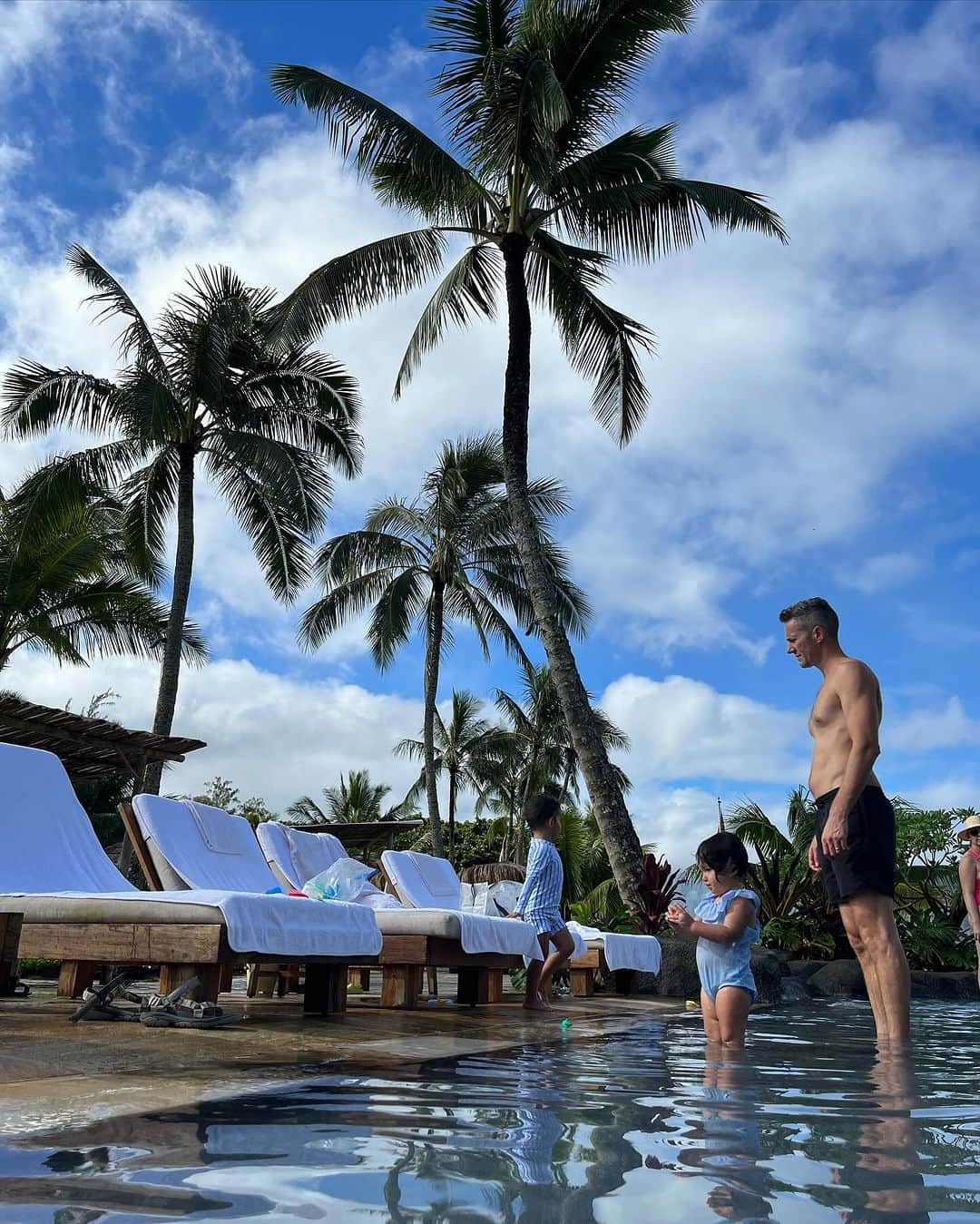 JEN ATKINさんのインスタグラム写真 - (JEN ATKINInstagram)「Heart is full w gratitude x mochi today. It’s our 1st time having the Atkin fam in Hawaii since 1997 and we saw Dad in all the rainbows today. 🤙🏽 Showing our babies the land that I grew up in means the world to me. Sending this Aloha spirit to everyone today.」11月24日 16時35分 - jenatkinhair