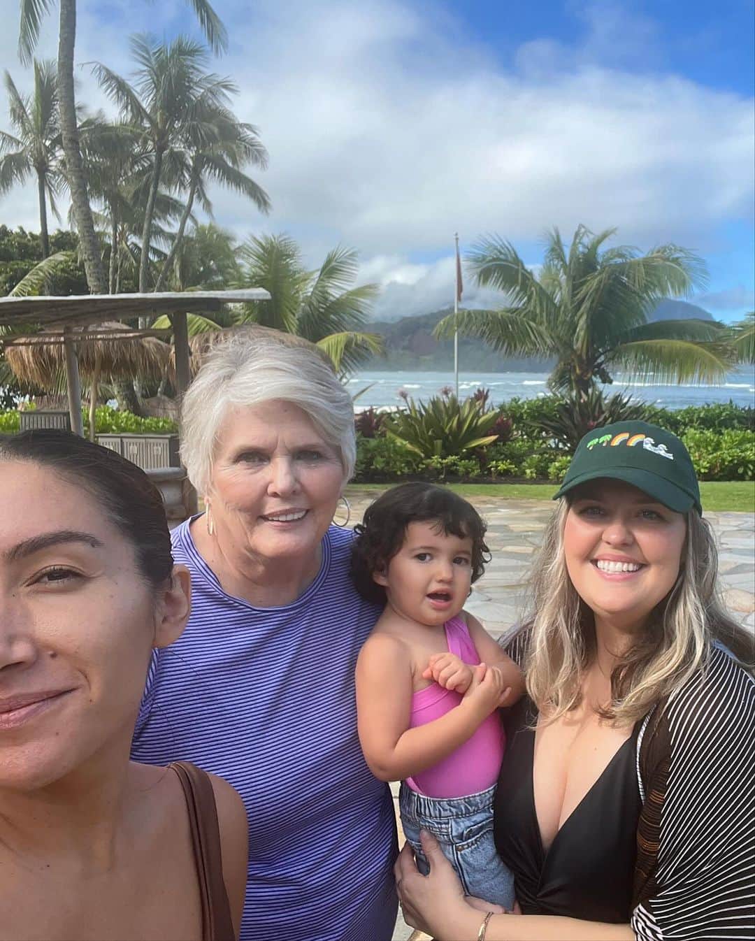 JEN ATKINさんのインスタグラム写真 - (JEN ATKINInstagram)「Heart is full w gratitude x mochi today. It’s our 1st time having the Atkin fam in Hawaii since 1997 and we saw Dad in all the rainbows today. 🤙🏽 Showing our babies the land that I grew up in means the world to me. Sending this Aloha spirit to everyone today.」11月24日 16時35分 - jenatkinhair