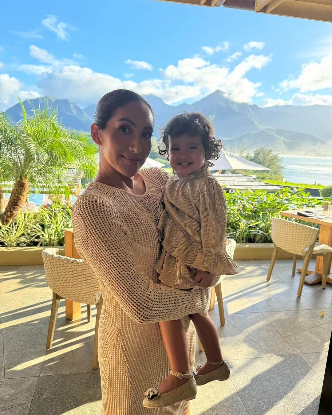 JEN ATKINさんのインスタグラム写真 - (JEN ATKINInstagram)「Heart is full w gratitude x mochi today. It’s our 1st time having the Atkin fam in Hawaii since 1997 and we saw Dad in all the rainbows today. 🤙🏽 Showing our babies the land that I grew up in means the world to me. Sending this Aloha spirit to everyone today.」11月24日 16時35分 - jenatkinhair