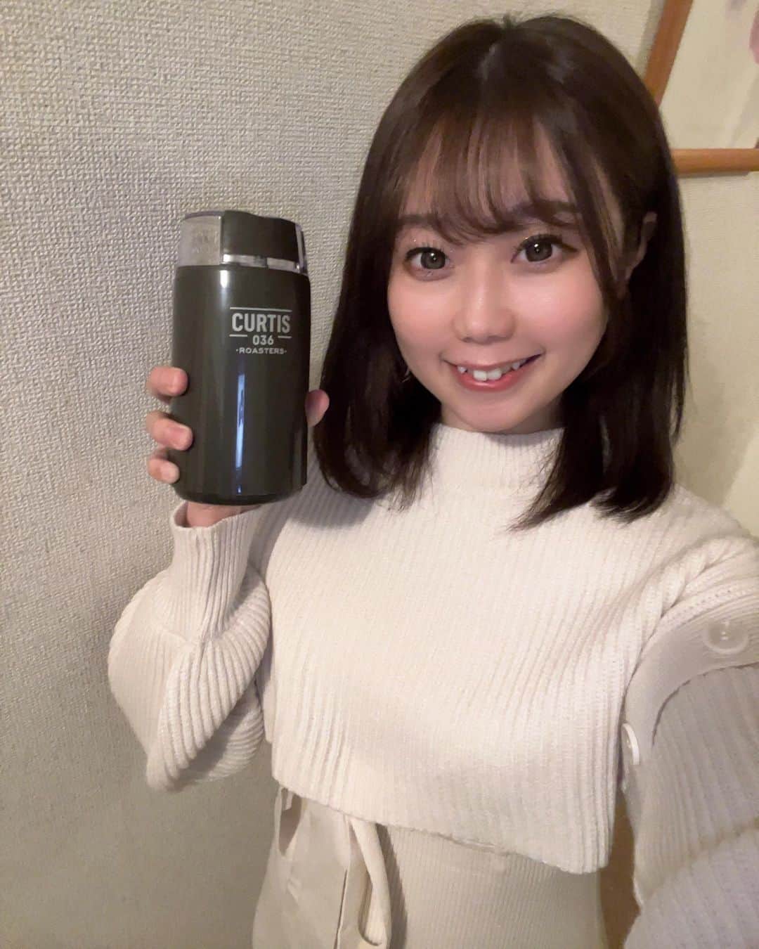 のインスタグラム：「コーヒー大好きで朝は必ず飲むのですが、 お家ではドリップコーヒーか時間がある時は手動のを使っていました☕️  オーサムストア様からコーヒーグラインダーをいただいたので、忙しい朝でも挽きたてが飲める🥰 押すだけで簡単に挽けます💓  チョコレートカラーで見た目も可愛い🍫  こちらから購入可能です✨ →https://lin.ee/OpLG1Zq  ☕️ @awesomestore_jp  #awesomestore #アメリカン雑貨 #オーサムストア #コーヒー #コーヒーのある暮らし #コーヒーグラインダー #コーヒータイム #コーヒー好きな人と繋がりたい #生活雑貨 #カラキャス」