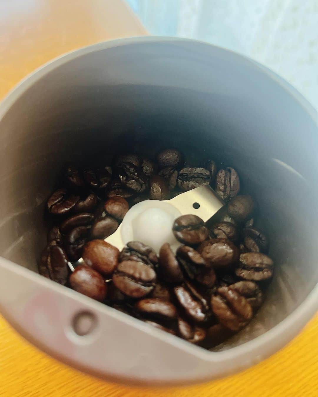 鈴乃八雲さんのインスタグラム写真 - (鈴乃八雲Instagram)「コーヒー大好きで朝は必ず飲むのですが、 お家ではドリップコーヒーか時間がある時は手動のを使っていました☕️  オーサムストア様からコーヒーグラインダーをいただいたので、忙しい朝でも挽きたてが飲める🥰 押すだけで簡単に挽けます💓  チョコレートカラーで見た目も可愛い🍫  こちらから購入可能です✨ →https://lin.ee/OpLG1Zq  ☕️ @awesomestore_jp  #awesomestore #アメリカン雑貨 #オーサムストア #コーヒー #コーヒーのある暮らし #コーヒーグラインダー #コーヒータイム #コーヒー好きな人と繋がりたい #生活雑貨 #カラキャス」11月24日 16時37分 - yakumo_suzuno