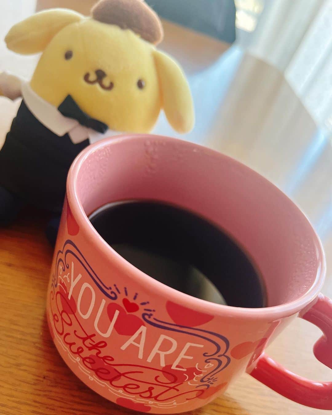 鈴乃八雲さんのインスタグラム写真 - (鈴乃八雲Instagram)「コーヒー大好きで朝は必ず飲むのですが、 お家ではドリップコーヒーか時間がある時は手動のを使っていました☕️  オーサムストア様からコーヒーグラインダーをいただいたので、忙しい朝でも挽きたてが飲める🥰 押すだけで簡単に挽けます💓  チョコレートカラーで見た目も可愛い🍫  こちらから購入可能です✨ →https://lin.ee/OpLG1Zq  ☕️ @awesomestore_jp  #awesomestore #アメリカン雑貨 #オーサムストア #コーヒー #コーヒーのある暮らし #コーヒーグラインダー #コーヒータイム #コーヒー好きな人と繋がりたい #生活雑貨 #カラキャス」11月24日 16時37分 - yakumo_suzuno