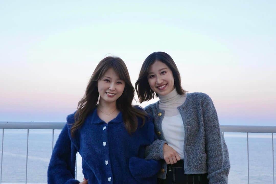 垣内麻里亜のインスタグラム：「. 今日のいまだけも 臼井＆垣内の熱海旅です👭  レトロなあの場所で同期バトル？！🥊 ぜひご覧ください🤍  この日はお天気が良くて 美しい海と空をバックに 素敵な写真が撮れました🤳🤍」