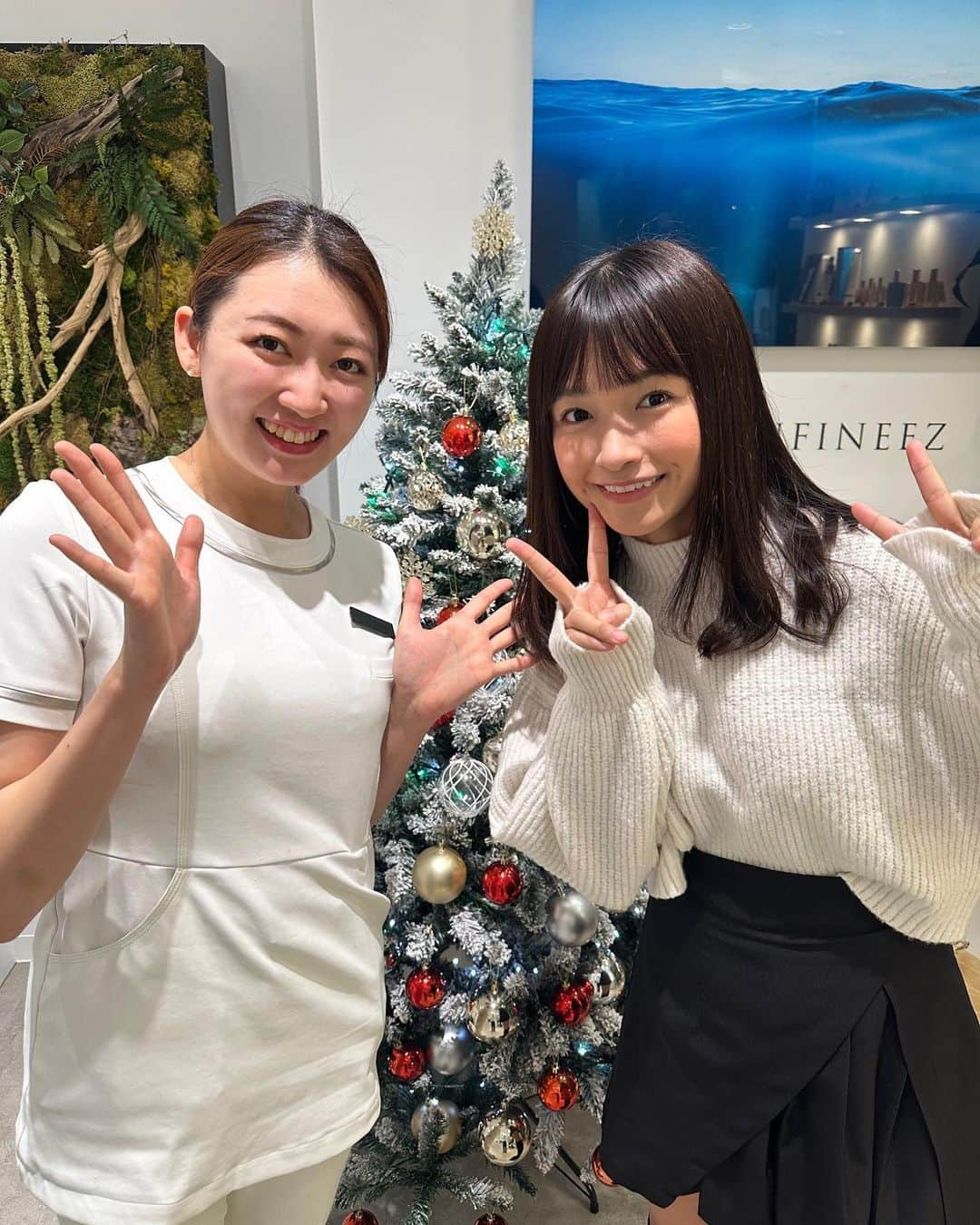 百川晴香のインスタグラム：「先日、INFINEEZさんで人生初のポール・シェリーを受けてきましたっ✨  私もポール・シェシーのこと全然知らなくて興味本位で最初お願いしてみたんですけど、スイス発祥の伝統トリートメントらしく植物由来のハーブエッセンスを身体に適材適所で塗ってもらい身体をあっためてもらい、その人にあった効果がでる施術をしてもらいます👏✨  こわばりや、むくみ、冷えや、代謝アップなど自分で選択できます！！！！！！！！  そして、このお店ではポール・シェシーに組み合わせで腸モミだったり時間内で好きなカスタマイズが出来るので本当に自分に合った施術ができて素晴らしいなと思いました✨  あとね！内装がすごく綺麗で神秘的で特別な空間に来たみたいですごく癒されました〜👏💕  施術前後のドリンクもハーブティーだったり酵素ドリンクだったりとてもこだわりがあって綺麗になりたい女性には最適でした〜💕💕💕💕  ホームケアなどのグッズも購入できるので是非✨   #PR #表参道エステ #エステ #ポールシェリー #japanesegirl #idol #followme」