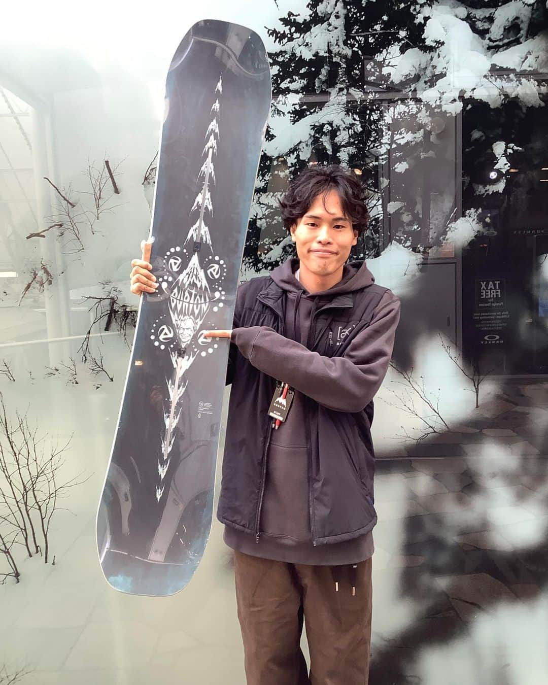 Burton Japanさんのインスタグラム写真 - (Burton JapanInstagram)「全国から雪の便りが届き始め、シーズンインはもうすぐそこ。今回はBurtonストアスタッフイチオシハードグッズをご紹介します！オススメコメントはプロフィールのリンクからチェック！ #Burton #Snowboarding」11月24日 16時40分 - burtonjapan