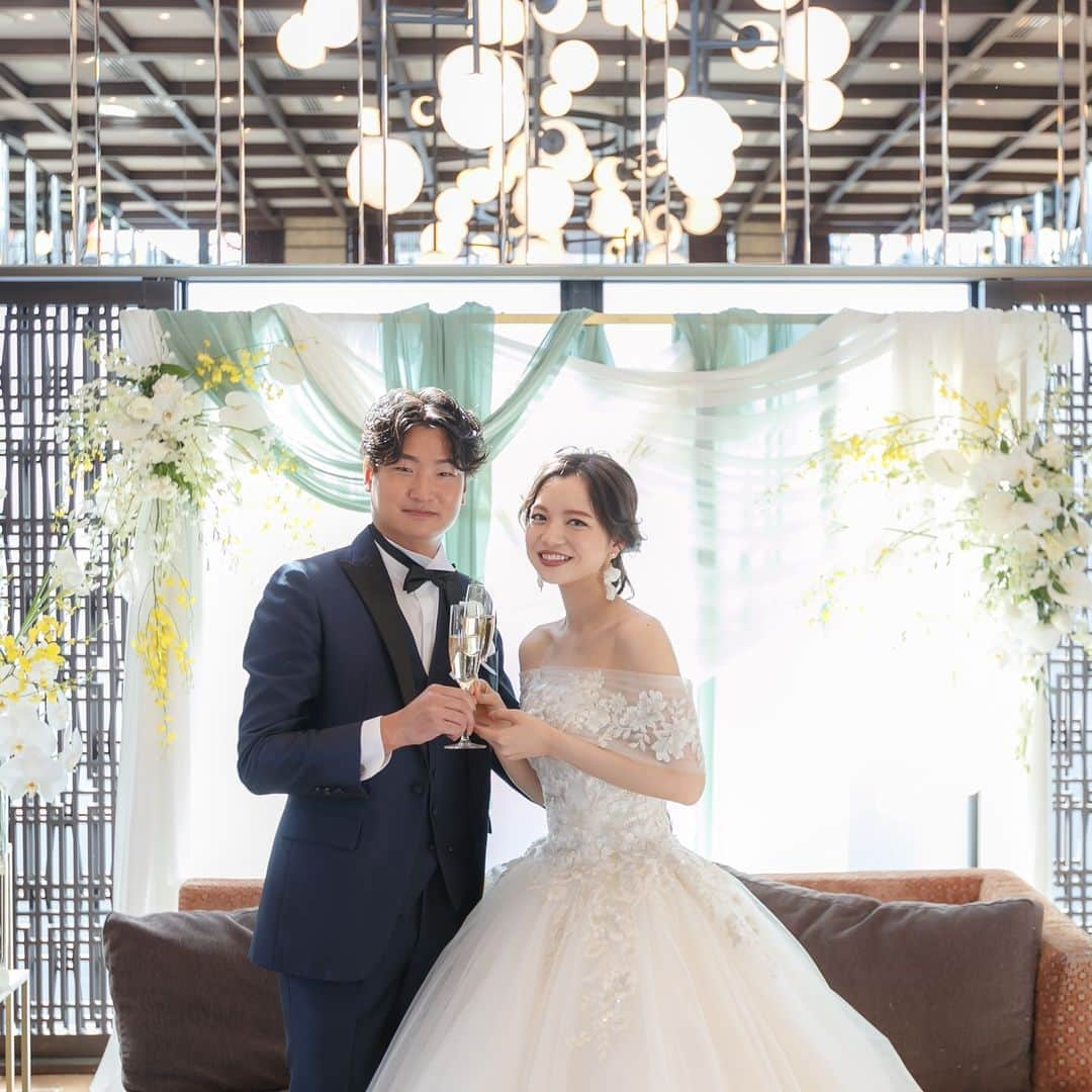 東京タワーの麓の結婚式さんのインスタグラム写真 - (東京タワーの麓の結婚式Instagram)「🗼 @theplaceoftokyo ←他の投稿はこちら  高砂での乾杯ショット🥂📷  新郎新婦様こだわりのお花や装飾も とっても素敵です😊  大きな窓があるThe Tower Roomならではの 自然光につつまれた、とても素敵な乾杯ショットですね🥂  ｰｰｰｰｰｰｰｰｰｰｰｰｰｰｰｰｰｰｰｰｰｰｰｰｰｰｰｰ  東京タワーの麓の結婚式場 The Place of Tokyo @theplaceoftokyo  思い出の場所は はじまりの場所となり 永遠の場所に変わる  2023.9 リニューアルオープン  ｰｰｰｰｰｰｰｰｰｰｰｰｰｰｰｰｰｰｰｰｰｰｰｰｰｰｰｰ  #プレオブ花嫁  #theplaceoftokyo #プレイスオブトウキョウ  #プレイスオブトーキョー  #プレイスオブ東京  #ザプレイスオブトーキョー  #ザプレイスオブ東京  #ザプレイスオブトーキョー  #東京結婚式場 #結婚式 #結婚式場 #ブライダルフェア #ウェディングフェア #プロポーズ #東京タワー #東京タワーが好き #tokyotower  #パーティーレポート #結婚式レポート #式場探し #式場見学 #プレ花嫁 #プレ花嫁準備 #2023花嫁 #プレ花嫁2023 #2024花嫁 #プレ花嫁2024」11月24日 16時42分 - theplaceoftokyo