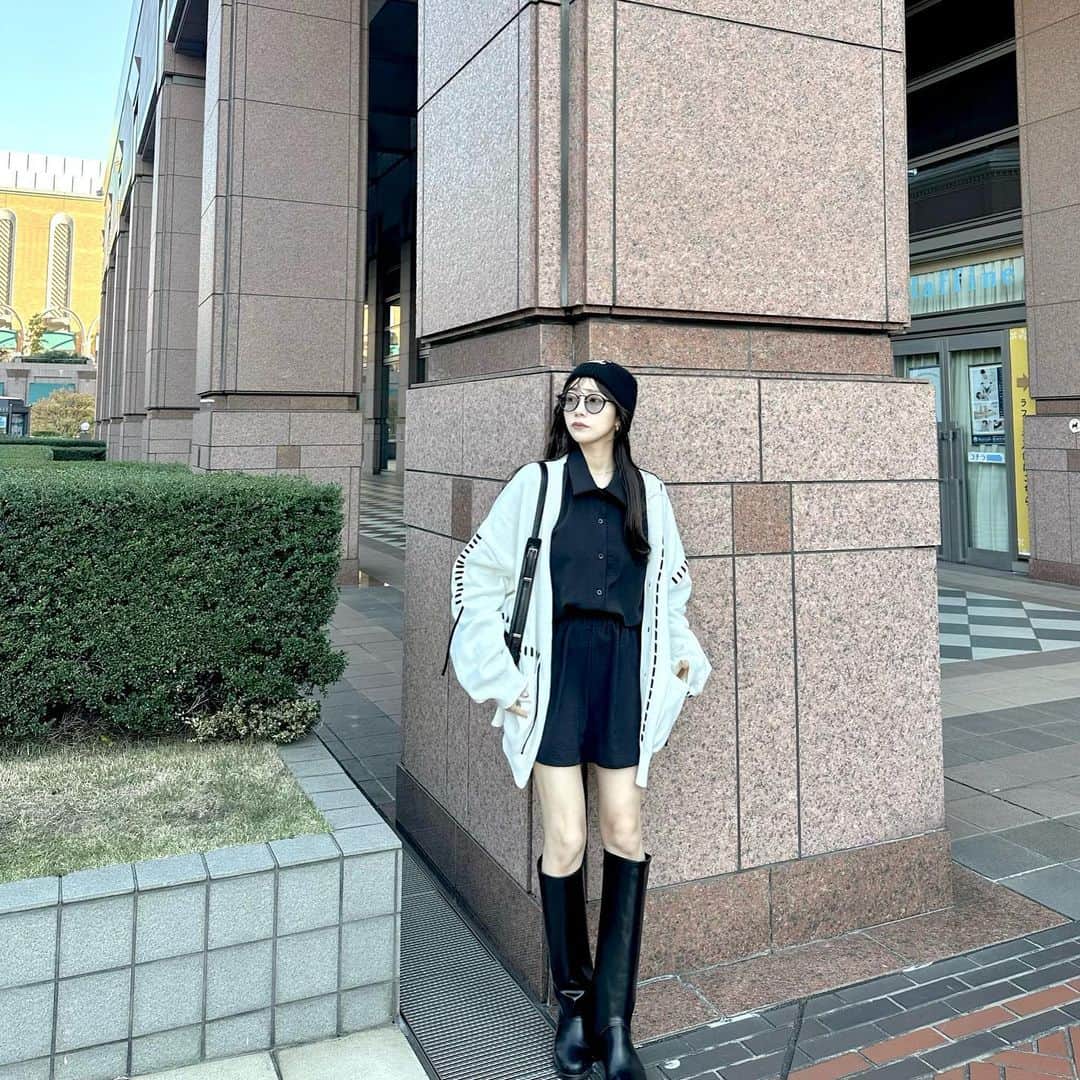 長谷川万射のインスタグラム：「お気に入りを合わせたcode❤︎  @shein_japan  のシャツのセットアップを インナーにして着てみました👐🏻  暑い時は羽織として着てたシャツなのです。 寒くなって中に着れるくらいサラッとしてて ニットの中でもゴワゴワしないから とっても可愛くてちょうどいい❤︎  3.4.5枚目のシアーワンピは トップスの上にサラッと一枚 プラスするだけでおしゃれぽくなれるから持ってると便利です🥰  コスパよく色々な着方が出来るのはやっぱうれし〜！  ▼着用商品ID 5364377 19359846  クーポンコード頂きました☟ BFJP445  お買い上げ金額1〜5,999円まではSALE価格より15%OFF🫶🏻 そして6000円以上は20%OFFが適用されます🫶🏻  試すたび、好きが見つかる。届くたび、好きが増えてく。 @shein_japan #PR #SHEINblackfriday #SHEINGoodFinds #SHEINforAll #loveshein #ad  #saveinstyle」