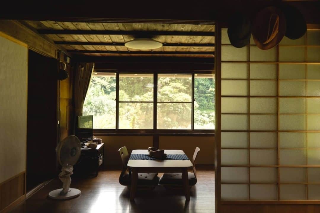 The Japan Timesさんのインスタグラム写真 - (The Japan TimesInstagram)「Over the past decade, there has been a marked rise in interest from international buyers looking to purchase "akiya" — Japan’s abandoned or empty houses. Though many believe that the only way to live in an akiya is to purchase it outright, there is, in some cases, another option: renting.  The rental market for akiya can vary wildly, and prospective tenants aren’t guaranteed to find super cheap properties, especially if you’re searching closer to a major city. But some have been able to find one for just ¥30,000 (around $200) a year. Read more with the link in our bio.  📸 @laurapollacco   #japan #kochi #akiya #homes #japanesehouse #renovation #japantimes #日本 #高知 #高知県 #空き家 #空き家リノベーション #田舎 #ジャパンタイムズ #🏚」11月24日 16時43分 - thejapantimes