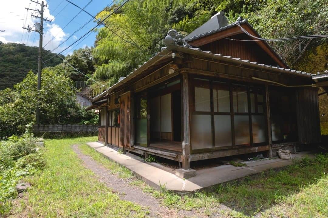 The Japan Timesのインスタグラム：「Over the past decade, there has been a marked rise in interest from international buyers looking to purchase "akiya" — Japan’s abandoned or empty houses. Though many believe that the only way to live in an akiya is to purchase it outright, there is, in some cases, another option: renting.  The rental market for akiya can vary wildly, and prospective tenants aren’t guaranteed to find super cheap properties, especially if you’re searching closer to a major city. But some have been able to find one for just ¥30,000 (around $200) a year. Read more with the link in our bio.  📸 @laurapollacco   #japan #kochi #akiya #homes #japanesehouse #renovation #japantimes #日本 #高知 #高知県 #空き家 #空き家リノベーション #田舎 #ジャパンタイムズ #🏚」