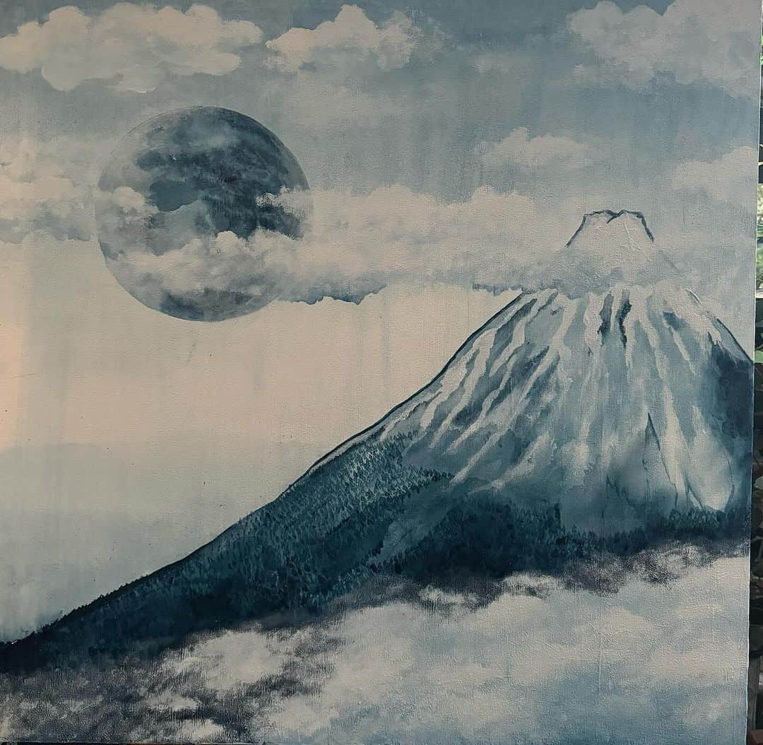 TERUのインスタグラム：「^_^  この富士山好きだな〜。  少しずつ描き足してるんですが、雲をかき出したら気持ちよくて止まらなくなってしまって、このままだと富士山が隠れすぎてしまうかもしれません…  富士山を描く理由は、GLAYのサイトで毎日更新してるGコネでお伝えしました^_^  興味のある方はぜひ読んでみて下さい^_^」
