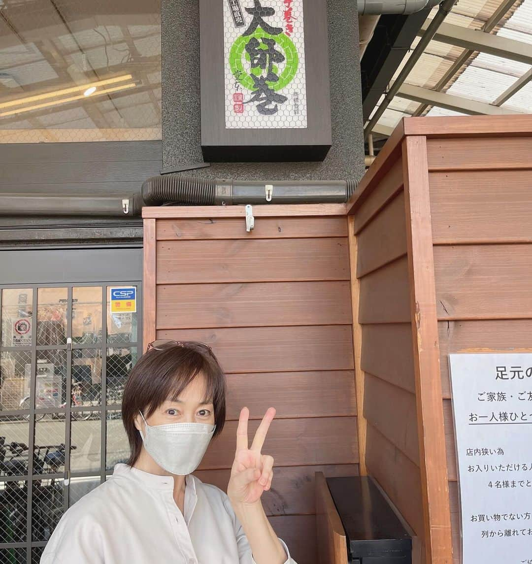 高島礼子さんのインスタグラム写真 - (高島礼子Instagram)「購入まで2時間、 朝から並んで無事に購入出来ました😃  開店時間よりかなり早く到着しましたが、既に行列💦 3枚目は、もっと早くくれば良かった😭の顔  #大師巻 #お煎餅 #行列のできる店」11月24日 16時44分 - reico.official