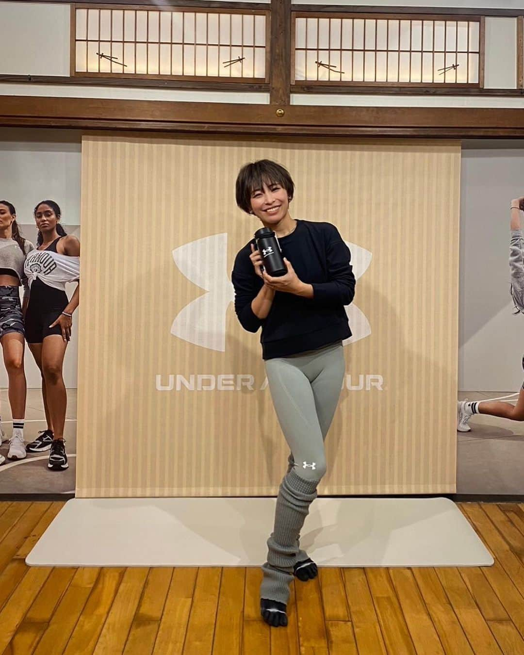 FitnessPlanner 星野由香のインスタグラム：「@underarmourjp #アンダーアーマー といえば、アスリートや筋トレ上級者なら確実に使っているコンプレッションウエアは私もスポーツをやっていたのでとても愛しているブランドさん 長い期間そうしてアスリートやスポーツを支えているからこそ、いつの時代でもその時代に運動を楽しむ人に寄り添えるブランドさん 歴史が持つ追求され、そして計算されたアパレルには頭が下がります。 私が着用しているレギンス✨ 名前はなんと、#メリディアン シリーズ　体を扱う人ならこの名前にキュンとくるはず📍  今までにない着心地とフィット感は、動いていても何か布に引っ張られるようなそんな感覚もなくて本当にお勧めです☺️  そんな着心地を味わってもらいながら楽しくレッスンさせていただけたのは、 @womenshealthjp の夏々さんのおかげ😊 以前のイベントからずっとお仕事またしたくて、とのオファー また、アンダーアーマーさんの中にも私の著書を持ってきてくださった方まで🥹✨ みんながみんなを大切に想ってくださっていて、それがとても嬉しくて良い循環が起きる場になっていたことが印象的です✨  ありがとうございました✨  それから @m_fit.n 先生にアシスタントしてもらえて 望めたイベント✨こうしてゼミ生にも活躍の場を提供していただけたことにも心から感謝の気持ちです。 １枚目の写真は、美有さんが撮影してくれたんです✨ だからとーーっても☺️笑顔✨素敵な仲間に恵まれて私は幸せだぁ♡  #underurmour  #アンダーアーマー好き  #アンダーアーマー女子  #イベント  #blackfriday  #レギンスコーデ  #レギンス  #ヨガウェア  #ピラティスウェア」