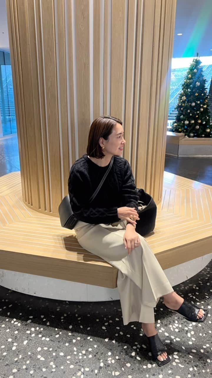 IIDA YURIのインスタグラム：「ケーブルニット＋ハイウエストパンツの日🖤🤍🖤 ケーブルニットは2色買い🙋🏻‍♀️  インナーにブラウス入れて重ねても🫶🏻  @ohgaofficial   #ohgashop  #OHGA #ポップアップストア #東京 #代官山」