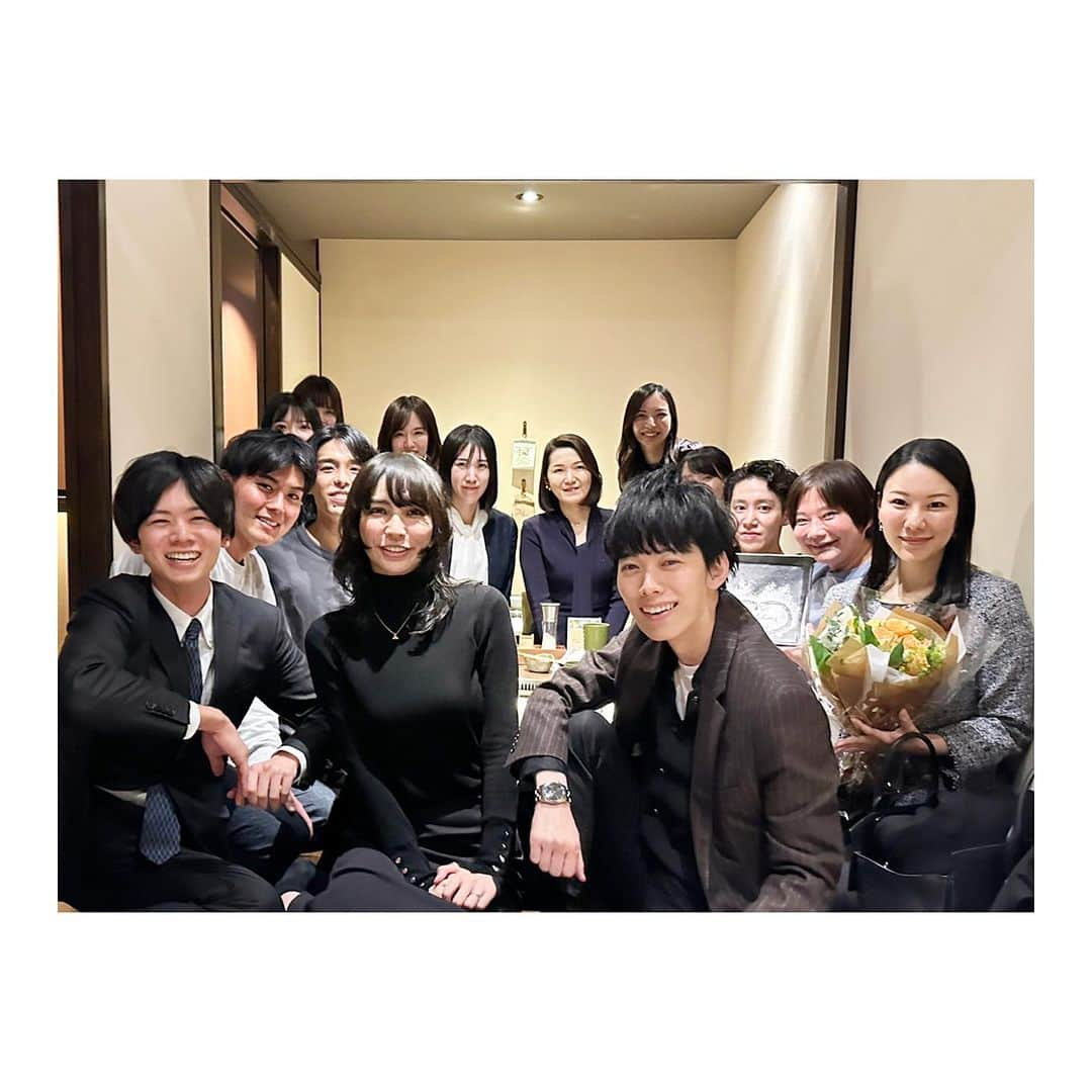 西川礼華さんのインスタグラム写真 - (西川礼華Instagram)「AMWC Japan 2023に参加したSBCドクターで、学会1日目夜に懇親会を行いました。 学会発表に意欲を持つ後輩の先生方を勇気づけつつ、アカデミックに発表の抄録を作成するためのアドバイスに努める時間でもありました😊 SBCという環境で研究テーマをどう設定するかは私も試行錯誤、学び中です。とはいえ、学会の中では若手の私も、SBCドクターの中ではベテランの方なので、伝えられることは全て後輩に伝えていきたいと思ってます。 懇親会の最後に、SBC田中永紅先生からサプライズで了徳寺大学客員教授の就任祝いをしてもらいました。お気遣いを誠にありがとうございます✨先輩の皆さま、そしてSBCで育てていただいたことを糧に、業界に貢献できるよう努めます😊  #AMWCJAPAN #学会懇親会 #sbc #湘南美容クリニック #学会発表　#美容皮膚科医 #ayakanishikawa #西川礼華」11月24日 16時46分 - ayakanishikawa