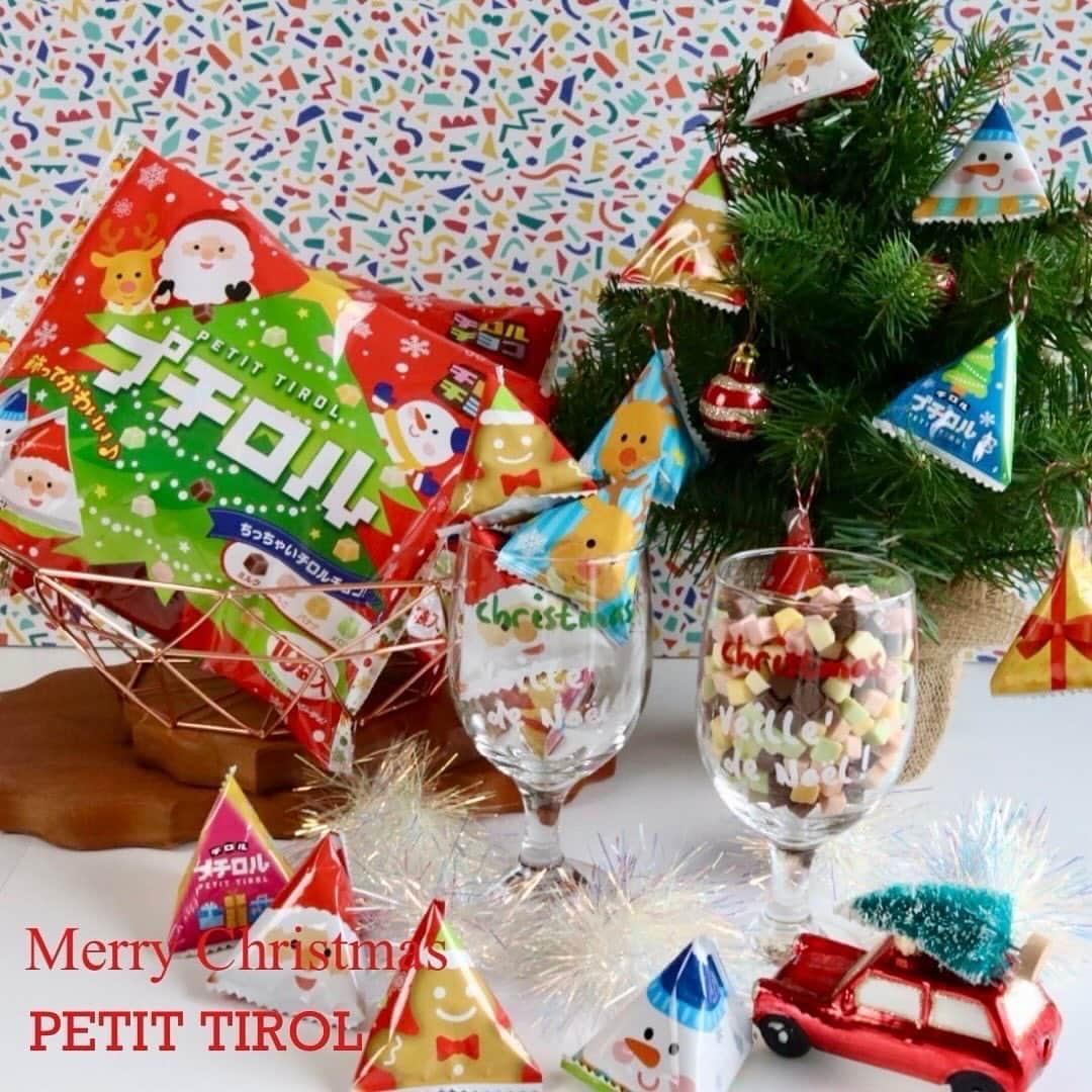 チロルチョコのインスタグラム：「＼気になる人はコメントに🎄で教えて👂／  #クリスマス 限定🎅🏳️ ツリーに飾っちゃおう🎄 チロルチョコの プチロル《クリスマスパック》のご紹介です💡  プチロルの大袋がクリスマス限定仕様で登場です❕⚆⚆ 中には、"飾っても"配っても" 可愛い👶❣️ 全8種類のクリスマス限定デザイン 個包装がランダムで封入されます🎶  クリスマスキャラクターやモチーフがテトラを生かした三角のパッケージに🔺  個包装をオーナメントのよ うにツリーに飾って、プチロルでクリスマス気分を盛り上げよう‍＼＼\\ꐕ ꐕ ꐕ//／／  一味で食べても、組み合わせて食べても楽しい5種類のアソート👍🏻 ̖́-︎ 生クリームのような優しい甘み の 〈ホワイト〉はクリスマス限定味‎🤍 ┈┈┈┈┈┈┈┈┈┈  気になるフレーバーは？👀 🪩ɴᴇᴡ🪩 ▫️ホワイト【この商品限定】 ▫️ミルク ▫️いちご ▫️バナナ ▫️メロン ┈┈┈┈┈┈┈┈┈┈  プチロルでクリスマスを盛り上げよう🎅✨ ぜひぜひお試しくださいね💕︎  ┈┈┈┈┈┈┈┈┈┈      ▫️全国で発売🛒 ※お取り扱いのない店舗もあります。 また、商品がなくなり次第、販売終了とさせて頂きます。   🗣💬 商品に関するご質問については、チロルチョコ公式HPお客様お問い合わせまでご連絡くださいませ🙇   #tirol #tirolchoco #チロルチョコ #チロル #チョコレート #おやつタイム #chocolate #おうちカフェ #おやつの時間  #chocolatelover  #shopチロル#プチロル#チョコレート好きと繋がりたい #クリスマス #限定#Xmas」