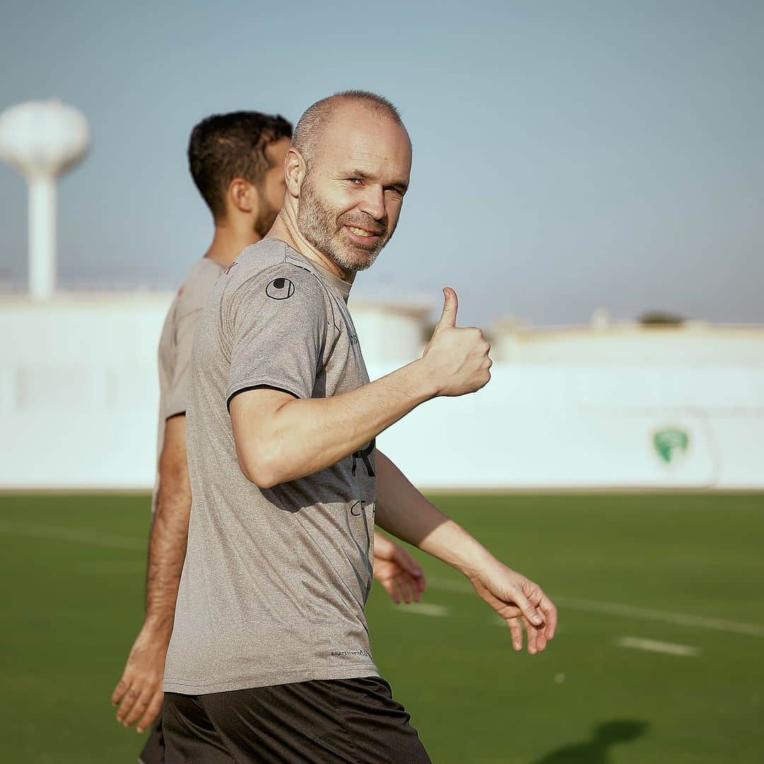 アンドレス・イニエスタのインスタグラム：「Preparados para la vuelta a la liga! 👍🏻 #VamosFalcons @emirates_fc 💚🤍  مستعدون لعودة الدوري 👍🏻 هيّا يا صقور #VamosFalcons @emirates_fc 💚🤍」