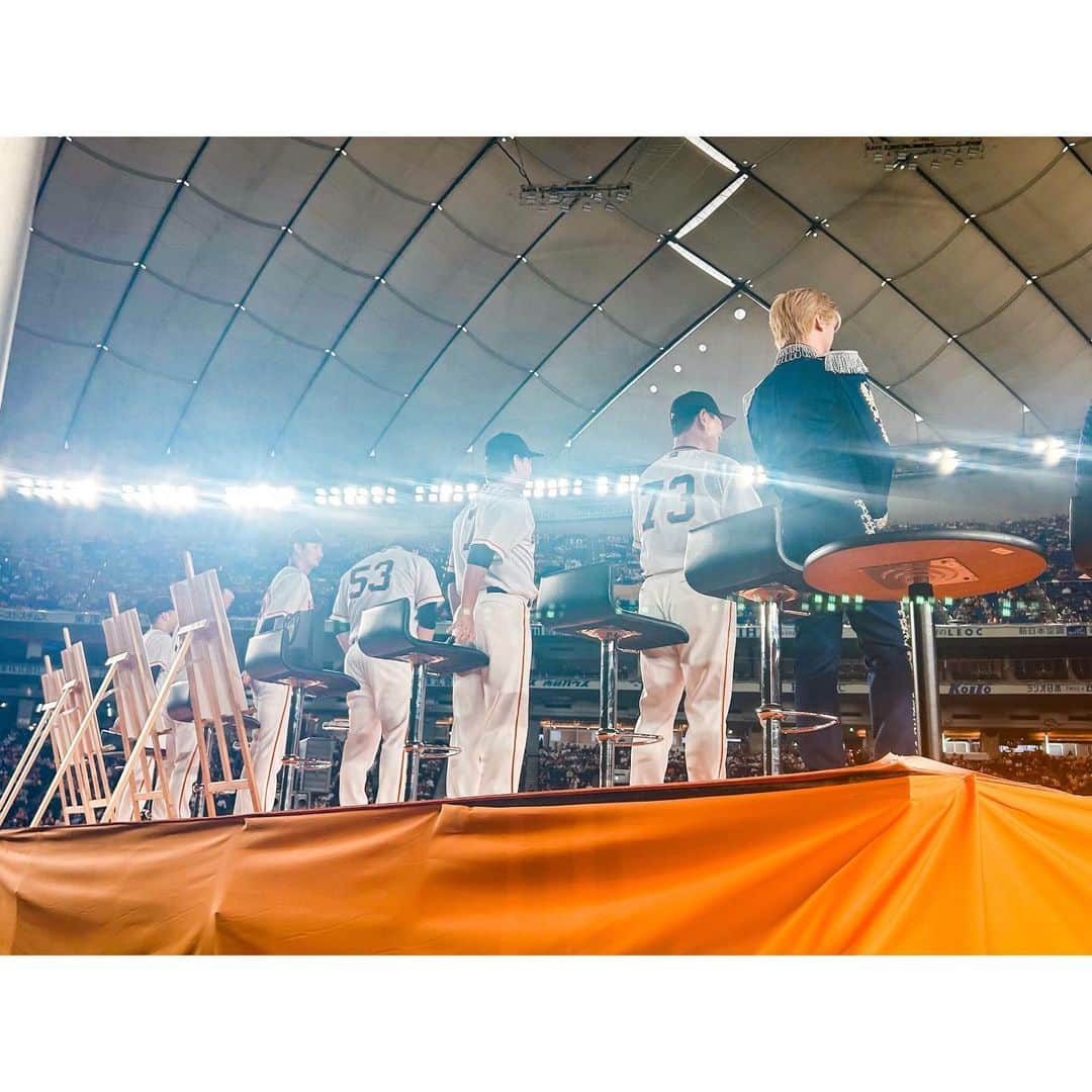 Matt（マット）さんのインスタグラム写真 - (Matt（マット）Instagram)「・ 読売巨人軍ファン感謝祭💗 GIANTS FAN FESTA 2023✨ @yomiuri.giants  に参加させて頂きました！ まず、 こんな素敵な機会を作ってくださり そしてオファーしてくださり 本当にありがとうございました🙇🏼 まさかこんな形で パパとドームに立てる日が来るとは。 僕的には本当に感慨深い時間でした😌 次は音楽でここの舞台に立てるよう これからの活動がんばります！ 野球でではないですが ずっとプレーしてきた場に 一緒にたてることは 本当に嬉しいことですし、 この世界には何通りもの人生があって その中でも自分はどれだけスペシャルなのか。 改めて実感しました😭✨ たくさんの愛をありがとう🌹  "家族愛"  これからも僕は これを一番大切にしていきたいです🐳✨ お越しくださったファンの方 サポートしてくださったスタッフの皆様 そして選手の皆様 本当にありがとうございました🎀  #giants  #giantsfanfesta2023  #巨人」11月24日 16時57分 - mattkuwata_official2018