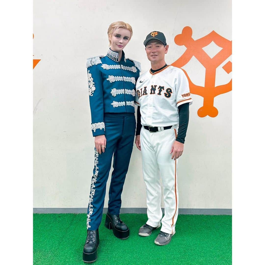 Matt（マット）さんのインスタグラム写真 - (Matt（マット）Instagram)「・ 読売巨人軍ファン感謝祭💗 GIANTS FAN FESTA 2023✨ @yomiuri.giants  に参加させて頂きました！ まず、 こんな素敵な機会を作ってくださり そしてオファーしてくださり 本当にありがとうございました🙇🏼 まさかこんな形で パパとドームに立てる日が来るとは。 僕的には本当に感慨深い時間でした😌 次は音楽でここの舞台に立てるよう これからの活動がんばります！ 野球でではないですが ずっとプレーしてきた場に 一緒にたてることは 本当に嬉しいことですし、 この世界には何通りもの人生があって その中でも自分はどれだけスペシャルなのか。 改めて実感しました😭✨ たくさんの愛をありがとう🌹  "家族愛"  これからも僕は これを一番大切にしていきたいです🐳✨ お越しくださったファンの方 サポートしてくださったスタッフの皆様 そして選手の皆様 本当にありがとうございました🎀  #giants  #giantsfanfesta2023  #巨人」11月24日 16時57分 - mattkuwata_official2018