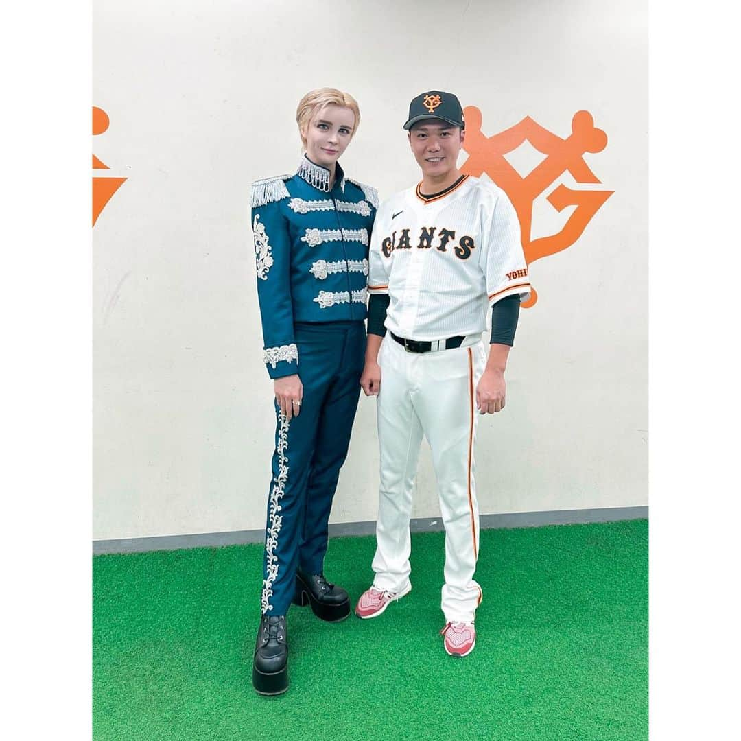 Matt（マット）さんのインスタグラム写真 - (Matt（マット）Instagram)「・ 読売巨人軍ファン感謝祭💗 GIANTS FAN FESTA 2023✨ @yomiuri.giants  に参加させて頂きました！ まず、 こんな素敵な機会を作ってくださり そしてオファーしてくださり 本当にありがとうございました🙇🏼 まさかこんな形で パパとドームに立てる日が来るとは。 僕的には本当に感慨深い時間でした😌 次は音楽でここの舞台に立てるよう これからの活動がんばります！ 野球でではないですが ずっとプレーしてきた場に 一緒にたてることは 本当に嬉しいことですし、 この世界には何通りもの人生があって その中でも自分はどれだけスペシャルなのか。 改めて実感しました😭✨ たくさんの愛をありがとう🌹  "家族愛"  これからも僕は これを一番大切にしていきたいです🐳✨ お越しくださったファンの方 サポートしてくださったスタッフの皆様 そして選手の皆様 本当にありがとうございました🎀  #giants  #giantsfanfesta2023  #巨人」11月24日 16時57分 - mattkuwata_official2018