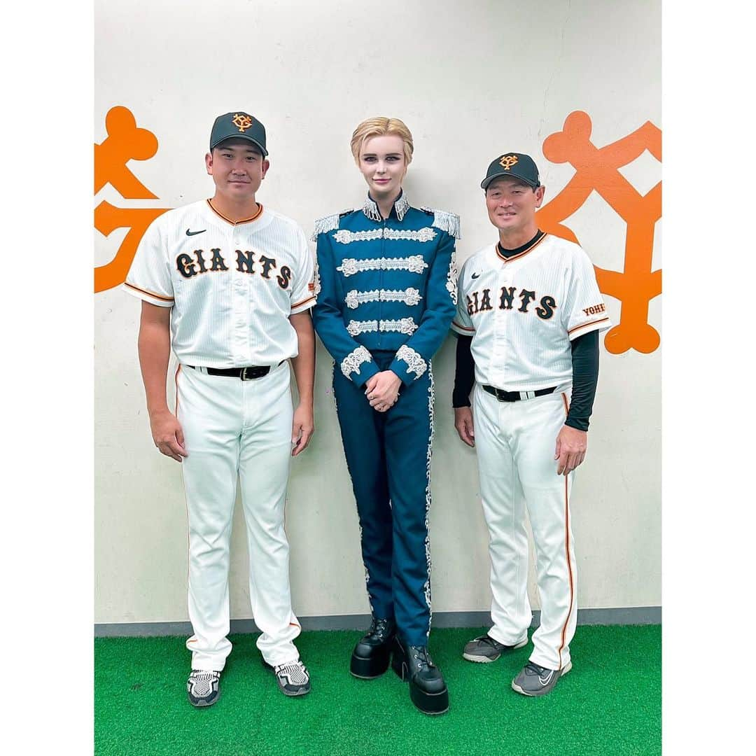 Matt（マット）さんのインスタグラム写真 - (Matt（マット）Instagram)「・ 読売巨人軍ファン感謝祭💗 GIANTS FAN FESTA 2023✨ @yomiuri.giants  に参加させて頂きました！ まず、 こんな素敵な機会を作ってくださり そしてオファーしてくださり 本当にありがとうございました🙇🏼 まさかこんな形で パパとドームに立てる日が来るとは。 僕的には本当に感慨深い時間でした😌 次は音楽でここの舞台に立てるよう これからの活動がんばります！ 野球でではないですが ずっとプレーしてきた場に 一緒にたてることは 本当に嬉しいことですし、 この世界には何通りもの人生があって その中でも自分はどれだけスペシャルなのか。 改めて実感しました😭✨ たくさんの愛をありがとう🌹  "家族愛"  これからも僕は これを一番大切にしていきたいです🐳✨ お越しくださったファンの方 サポートしてくださったスタッフの皆様 そして選手の皆様 本当にありがとうございました🎀  #giants  #giantsfanfesta2023  #巨人」11月24日 16時57分 - mattkuwata_official2018