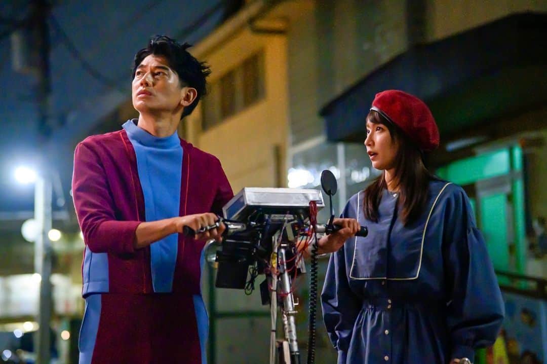 のインスタグラム：「. 🎥お知らせ🎥  11/21(火)放送の 『 #時をかけるな恋人たち 』第7話は 報道特別番組編成の影響により 1時間遅れでの放送となったため 一部地域で再放送いたします。  ◼︎関西テレビ 11/28(火)14:45〜15:45 ※ 第6話、7話を再編集し2話分放送   ◼︎テレビ新広島 11/25(土) 早朝4:00～  ◼︎テレビ西日本 11/27(月)25:55〜  ◼︎新潟総合テレビ 11/27(月)27:20〜  ◼︎テレビ長崎 11/28(火)早朝3:50〜  ◼︎岩手めんこいテレビ  11/28(火)15:15〜  また、TVer、カンテレドーガでも無料配信中です。 ぜひご覧ください🙇‍♀️🙇‍♀️」