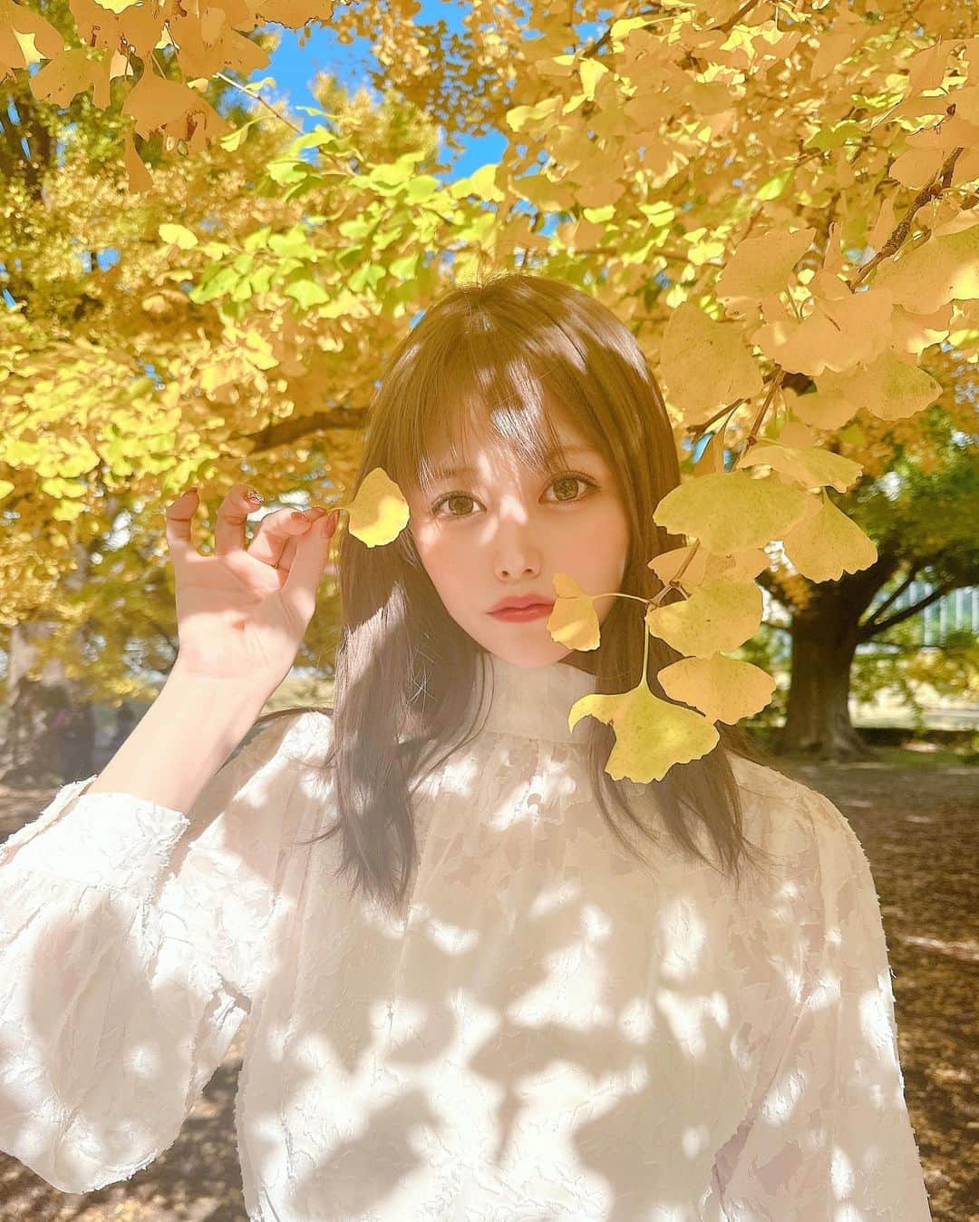 志崎ひなたのインスタグラム：「新宿御苑で紅葉見てきた🍁イルミも花火もお花見も興味なかった女が紅葉見て綺麗だなぁと思った💕  vaiceでヘアメンテしてきた🫶🏻今回のカラーも最高に可愛い❤️  #新宿御苑#紅葉#秋カラー#グレージュ#ブリーチカラー #キャバ嬢#歌舞伎町キャバ嬢#歌舞伎町キャバクラ#歌舞伎町」