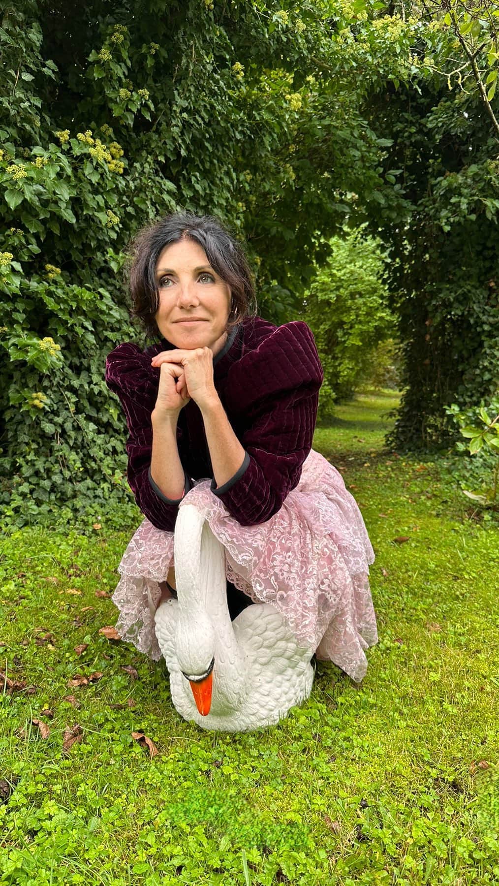 マヌーシュのインスタグラム：「A day in Frédérique Trou-Roy’s garden 🌷 Today and this weekend take advantage of an extra 10% off on our website & in stores!  👉 Can be combined with existing offers up to -40% off 😍」