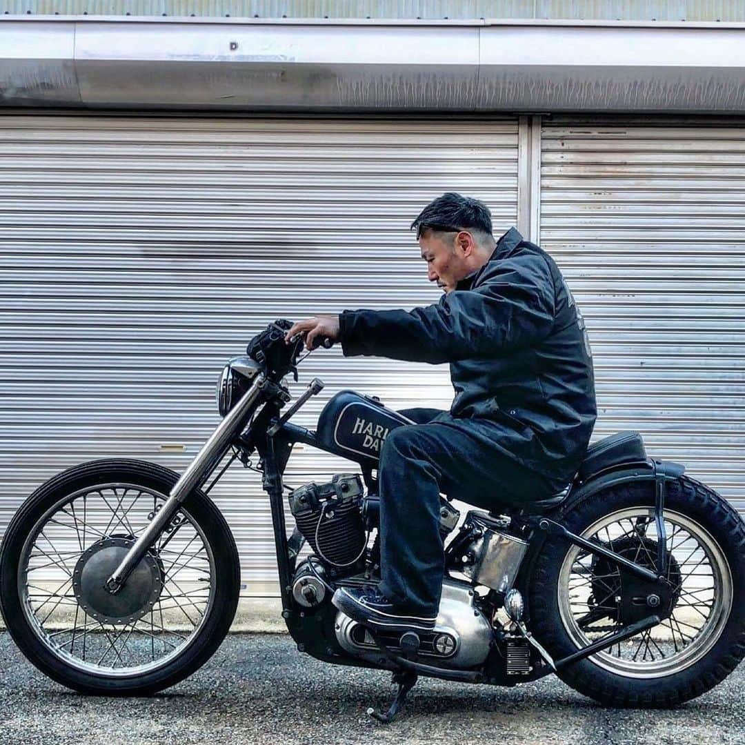 epidemic_motorsのインスタグラム：「Harley by @monzetsu.billy  ポジションチェック  #HarleyDavidson   ⚙️Follow @epidemic_motors For Daily Custom Bike Inspiration ⚙️  - Like, comment, and share - Tag your friends ✍️ - - - 🚀Turn on daily notifications  	 #motorcycle  #bike  #custom  #ride #epidemicmotors #epidemic_motors#ride_like_hell #instamoto #stocksucks #artist#builtnotbought #saintmotors #saint_motors #kustom  #kulture  #caferacer  #bratstyle #girlsbiker#musicians#motos#filmmaker#dj#producer #writer」