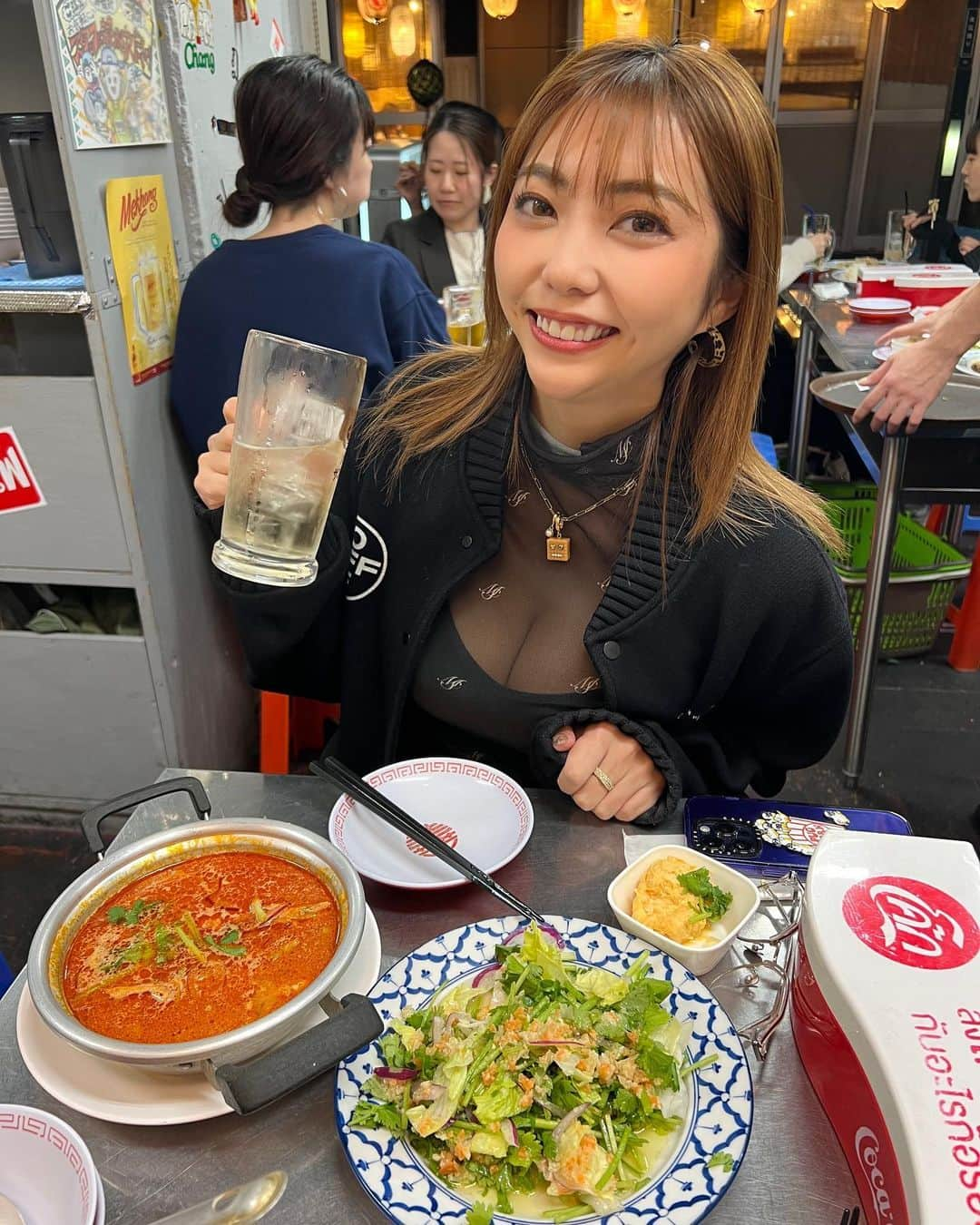 松岡凛のインスタグラム：「こんばんは！！！  昨日は大好きなお友達とタイ料理がっついてきました🎄 美味しいご飯に美味しいお酒最高♩♩  本日より6th DVD『ギャルお姉さんは優しい』発売しましたー☺️！！！ 皆さんが前作を沢山手に取っていただいたおかげでこの短期間で、発売する事ができました！  随時お家に届くと思うので沢山見てね♡ お家に届いたよー!って既にDMくださる方も沢山いてすごく嬉しいです☺️！  松岡凛を独り占めしてね😉？？  沢山の感想待ってます🎵 サイトの方にも口コミ書いてもらえると更に嬉しいです！ よろしくね🤍！  また皆さんに嬉しいご報告もできそうなのでお楽しみに💋  グラビアアイドルの松岡凛もっとみたい！って方は是非ファンティアに沢山公開してるのでチェックしてくださいね👶！  12月24日１５時〜発売記念イベント開催します！  【開催】2023年12月24日（日） 【開場】14:50 【開演】15:00 【定員数】50名様 【会場】ソフマップAKIBA アミューズメント館8F 【集合場所】ソフマップAKIBA アミューズメント館8F  是非皆さんにイベントにきてほしいです😉！ 会場でお会いできる楽しみにしてます🤍🤍🤍  いつも応援してくださる皆さんありがとうございます💗 これからもよろしくね🥰！  この後１７時３０分〜料理配信しまーす！ ストーリーからアプリに飛べるので見てね🌟！  明日は撮影会です！まだ3部空きがあるので悩んでいる方是非当日でも飛び込みお待ちしてます☺️！！  #松岡凛#グラビア#日焼け後グラドル#日焼けグラドル#日焼け女子#ギャルお姉さんは優しい#竹書房#ソフマップ#発売記念イベント#クリスマスイブ#ラウンドガール#ファンティア」