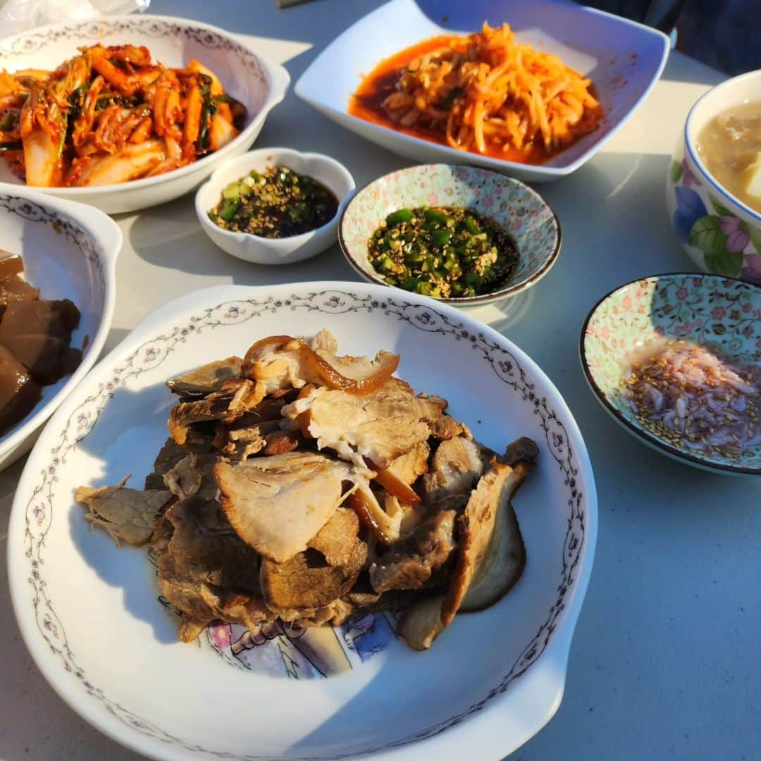 キム・ウォニさんのインスタグラム写真 - (キム・ウォニInstagram)「며칠전 요양원 김장봉사🥬 어벤져스 출동 원래 영하의 날씨가 예보되어 있었는데 햇님이 빵긋해주셔서 일하기 너무 좋았다. 배추,무,갓,파,양파 닥치는대로 씻고 썰고ㅎㅎ 어쩜이리 손발이 착착 맞는지~ 오랜봉사활동으로 다져진 우리의 팀워크가 빛을 발한 날😎 아직 솰아있눼~~~  수년동안 방문한 김장봉사팀중에 가장 잘한다고 칭찬받고 내년김장봉사까지 악속해드림ㅎ 너무 맛있는 메밀수제비 한사발씩 들이키고 배추전에 이것저것 마구마구 내오심. 무김치도 싸주시고 너무너무 융슝한 대접받고 아주 기분 째지게 철수🤭  #며칠전 #요양원김장봉사」11月24日 16時56分 - wonhee_k