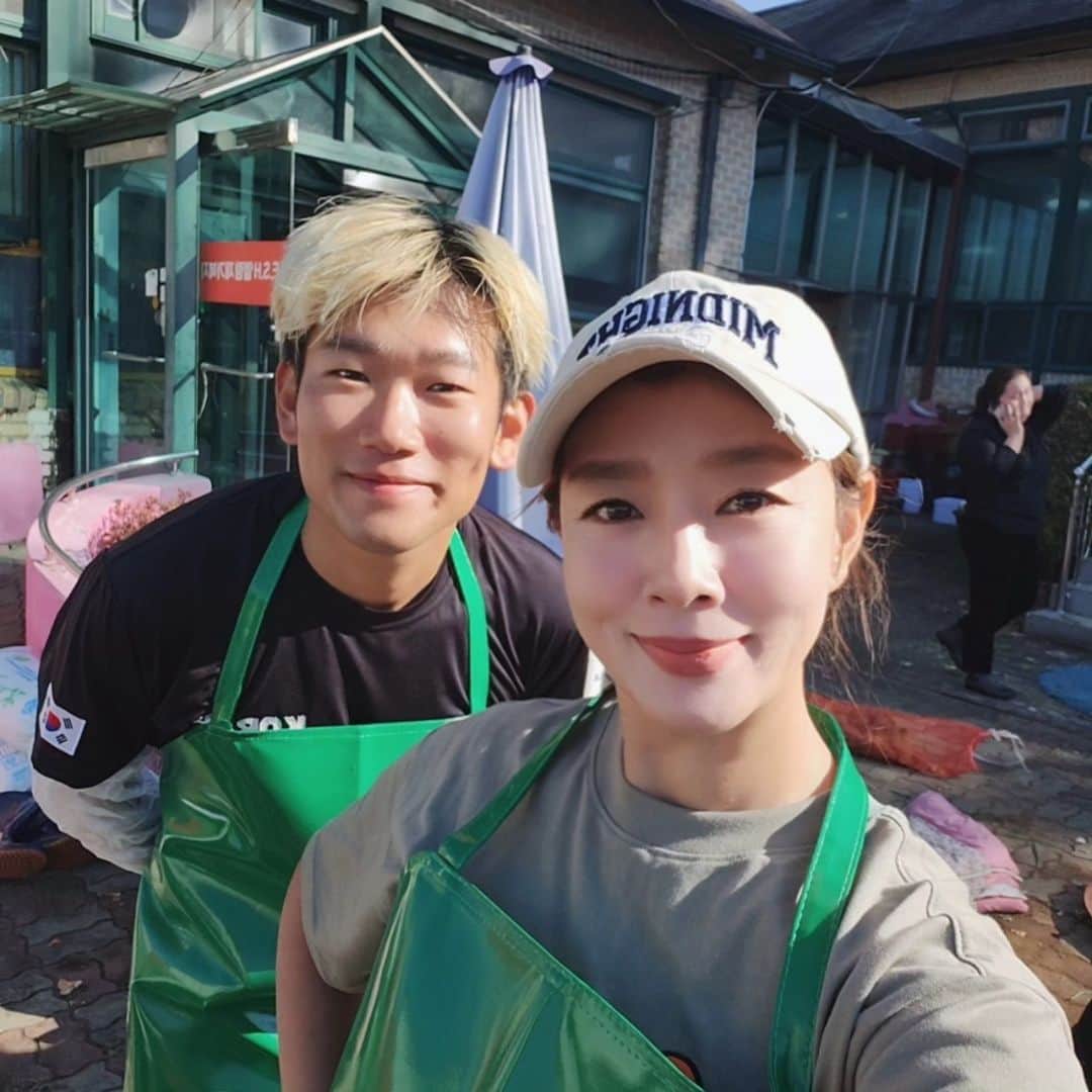 キム・ウォニのインスタグラム：「며칠전 요양원 김장봉사🥬 어벤져스 출동 원래 영하의 날씨가 예보되어 있었는데 햇님이 빵긋해주셔서 일하기 너무 좋았다. 배추,무,갓,파,양파 닥치는대로 씻고 썰고ㅎㅎ 어쩜이리 손발이 착착 맞는지~ 오랜봉사활동으로 다져진 우리의 팀워크가 빛을 발한 날😎 아직 솰아있눼~~~  수년동안 방문한 김장봉사팀중에 가장 잘한다고 칭찬받고 내년김장봉사까지 악속해드림ㅎ 너무 맛있는 메밀수제비 한사발씩 들이키고 배추전에 이것저것 마구마구 내오심. 무김치도 싸주시고 너무너무 융슝한 대접받고 아주 기분 째지게 철수🤭  #며칠전 #요양원김장봉사」