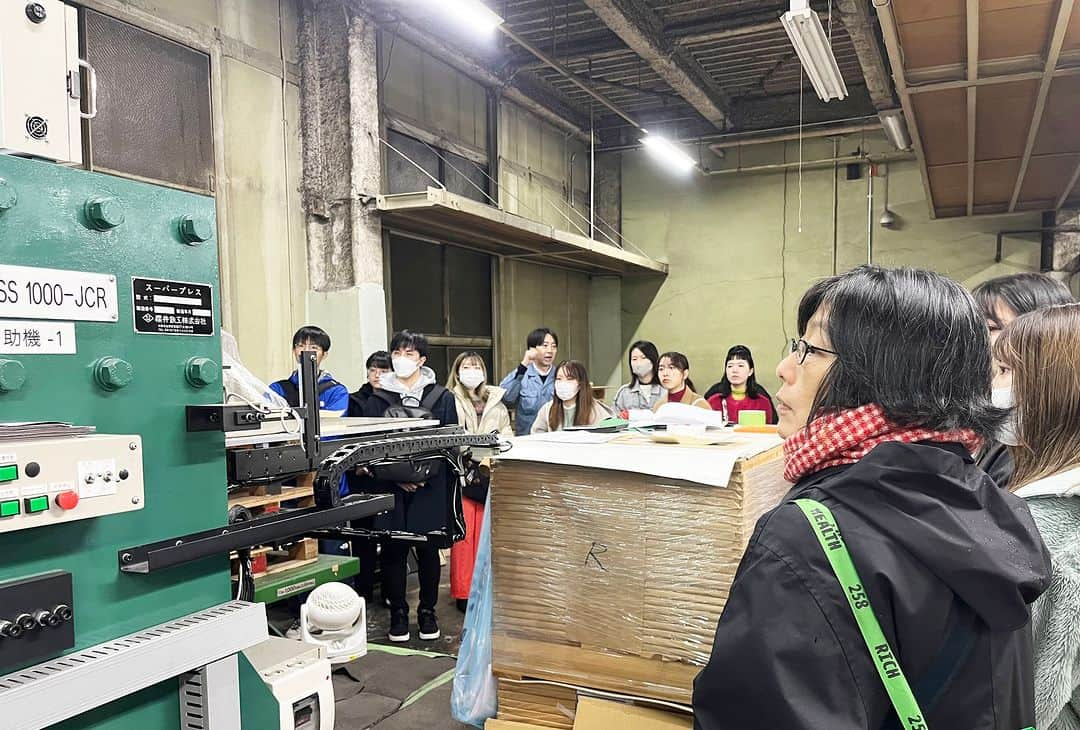 東京造形大学 Tokyo Zokei Universityさんのインスタグラム写真 - (東京造形大学 Tokyo Zokei UniversityInstagram)「_ グラフィックデザイン専攻領域2年生「ジェネラルグラフィックB」  校外授業にて福永紙工株式会社様の工場を見学させていただきました。 パッケージデザインの印刷と加工の製造工程の見学は大きな学びになりました。  #東京造形大学 #デザイン #アート #美術 #美術大学 #美大 #大学#グラフィックデザイン #パッケージデザイン #授業  #tokyozokeiuniversity #zokei #tzu #design #arts #artuniversity #artschool #graphicdesign #packagedesign」11月24日 17時06分 - tokyo_zokei_univ_official